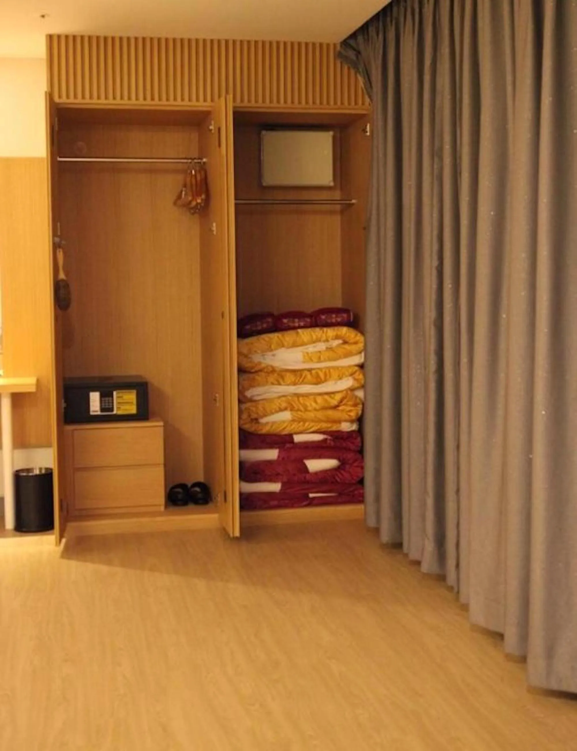 Bed in Hotel Dongbang