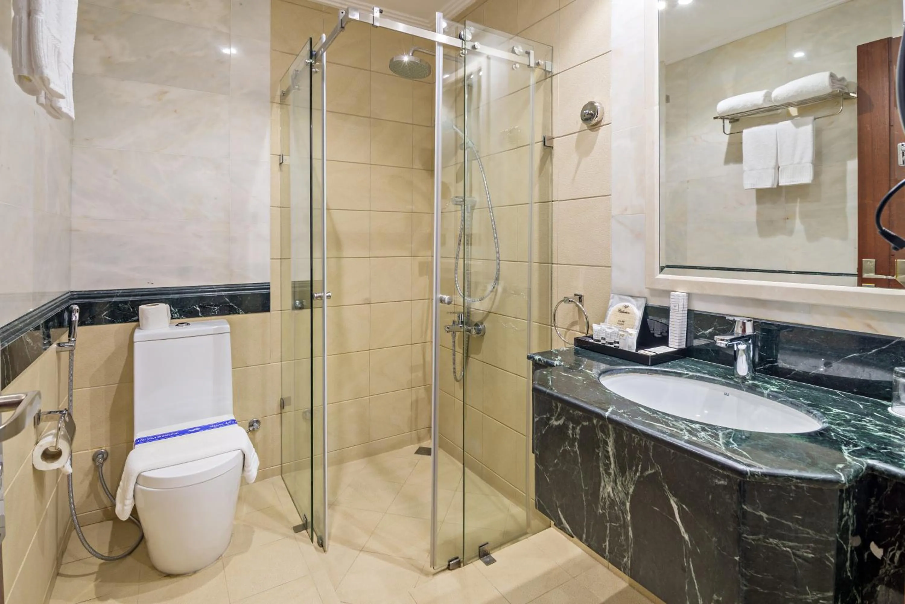 Shower in Jiwar Almasi Hotel