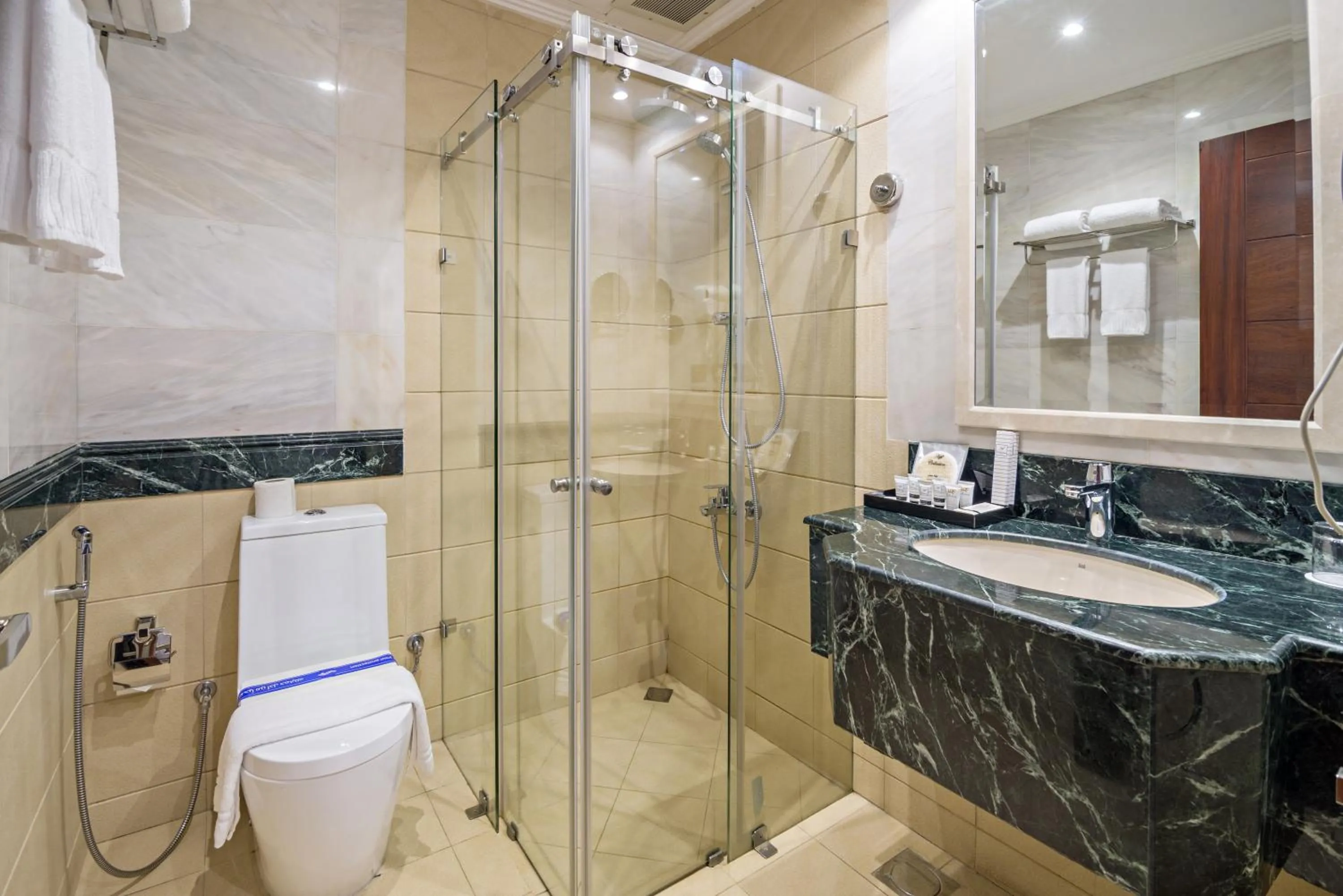 Shower in Jiwar Almasi Hotel