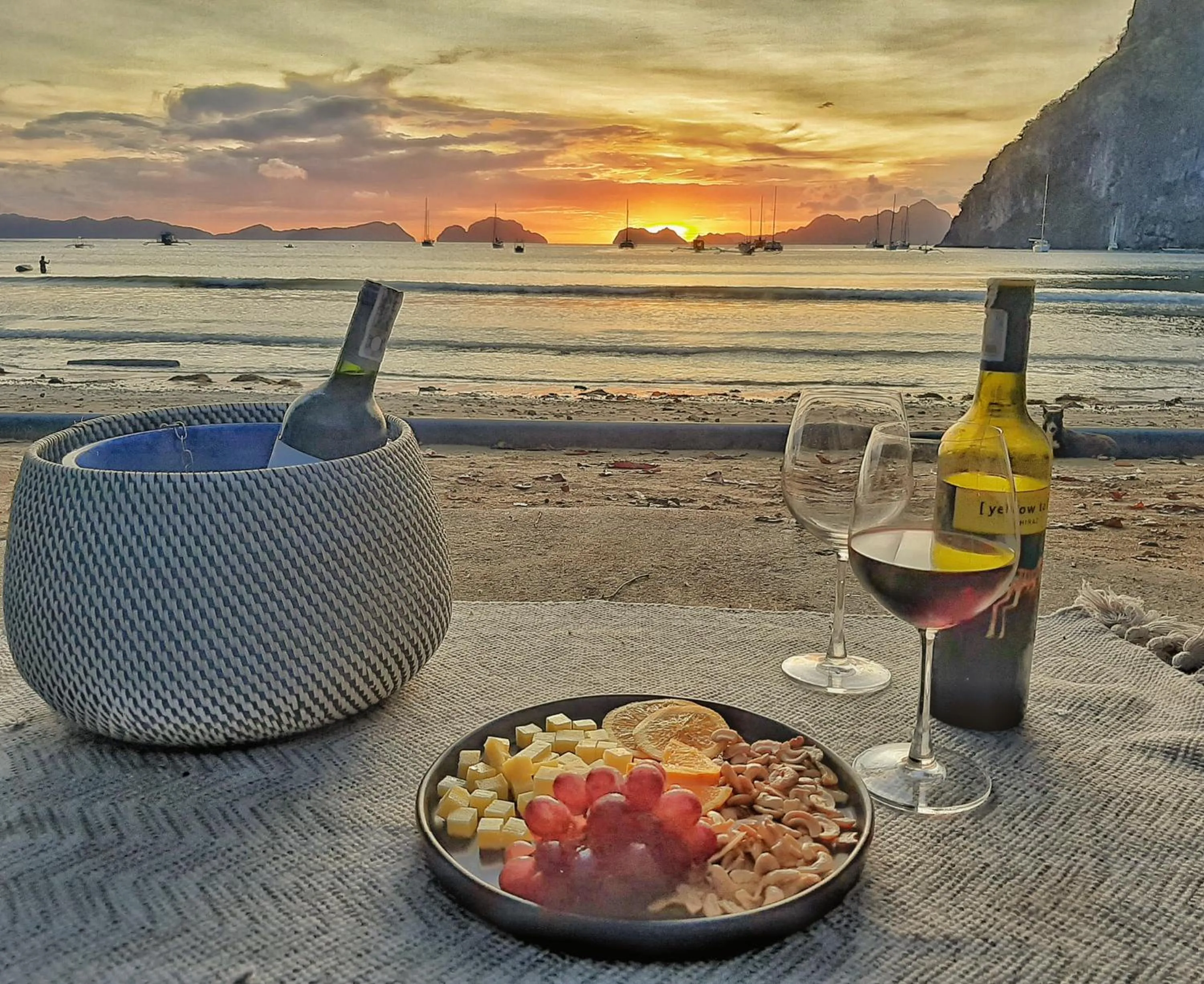 Food and drinks in Maligaya Beach Bungalows