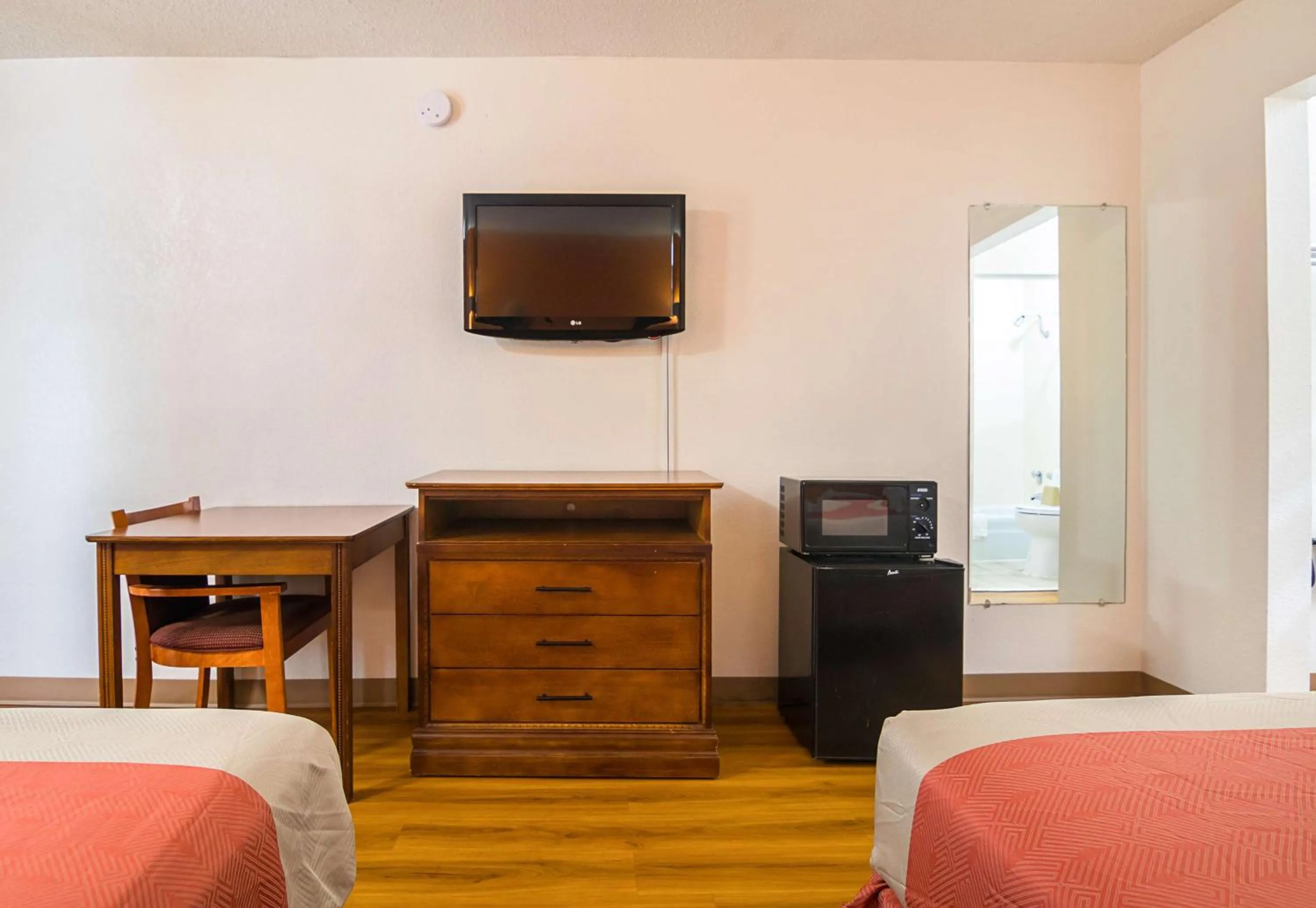 TV and multimedia, Bed in Motel 6-Conyers, GA