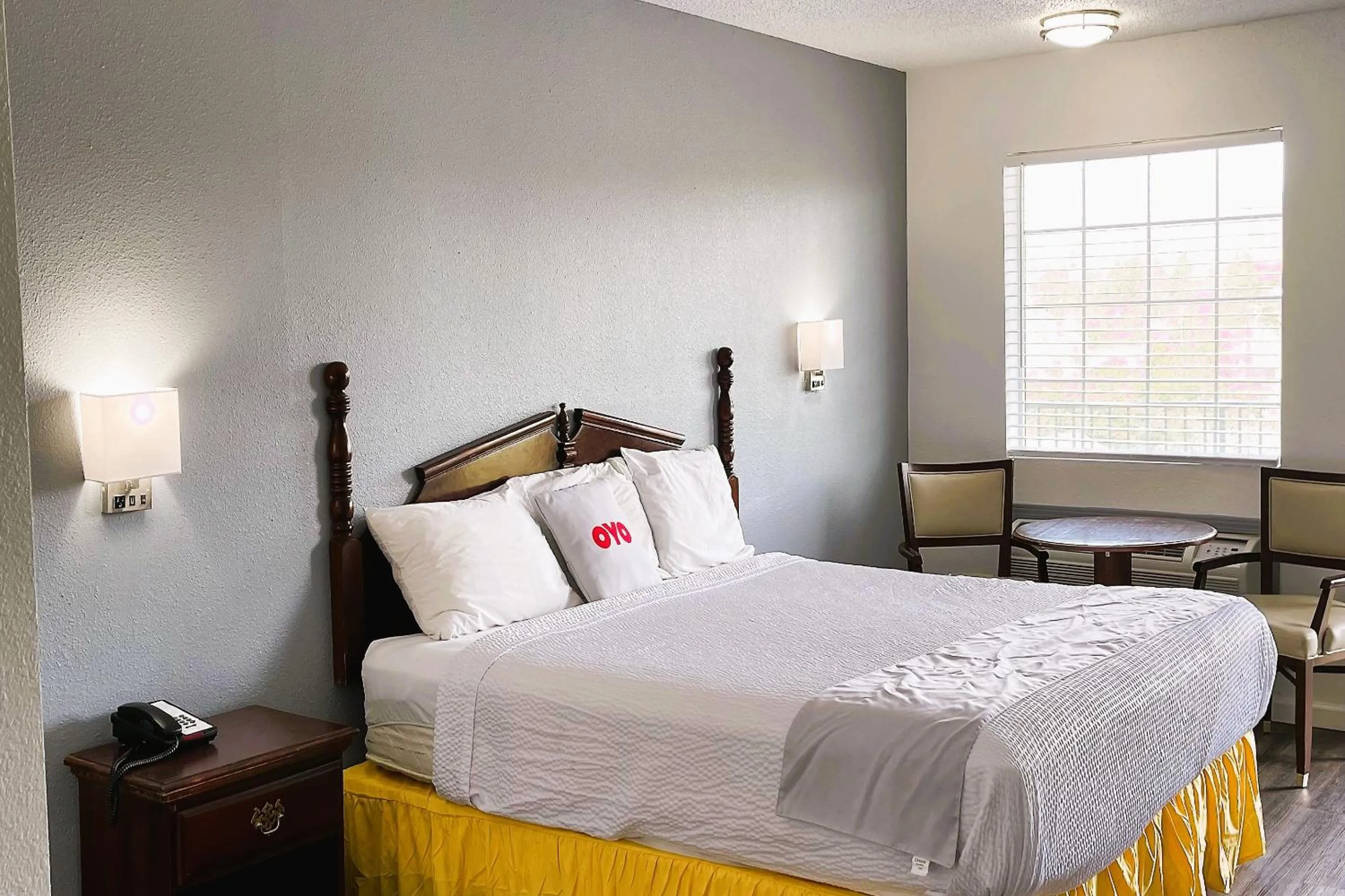 Bedroom, Bed in Evergreen Inn