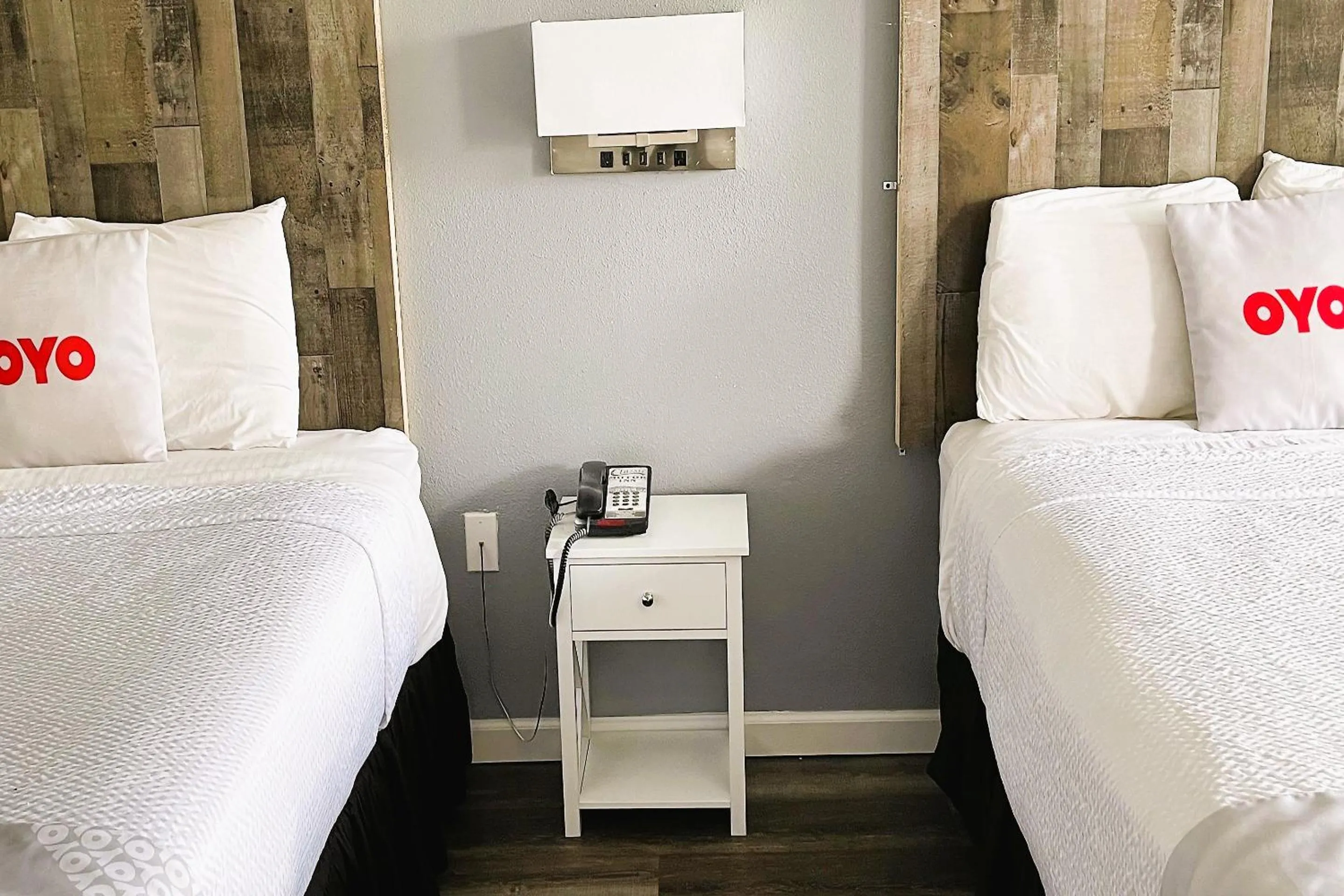 Bedroom, Bed in Evergreen Inn