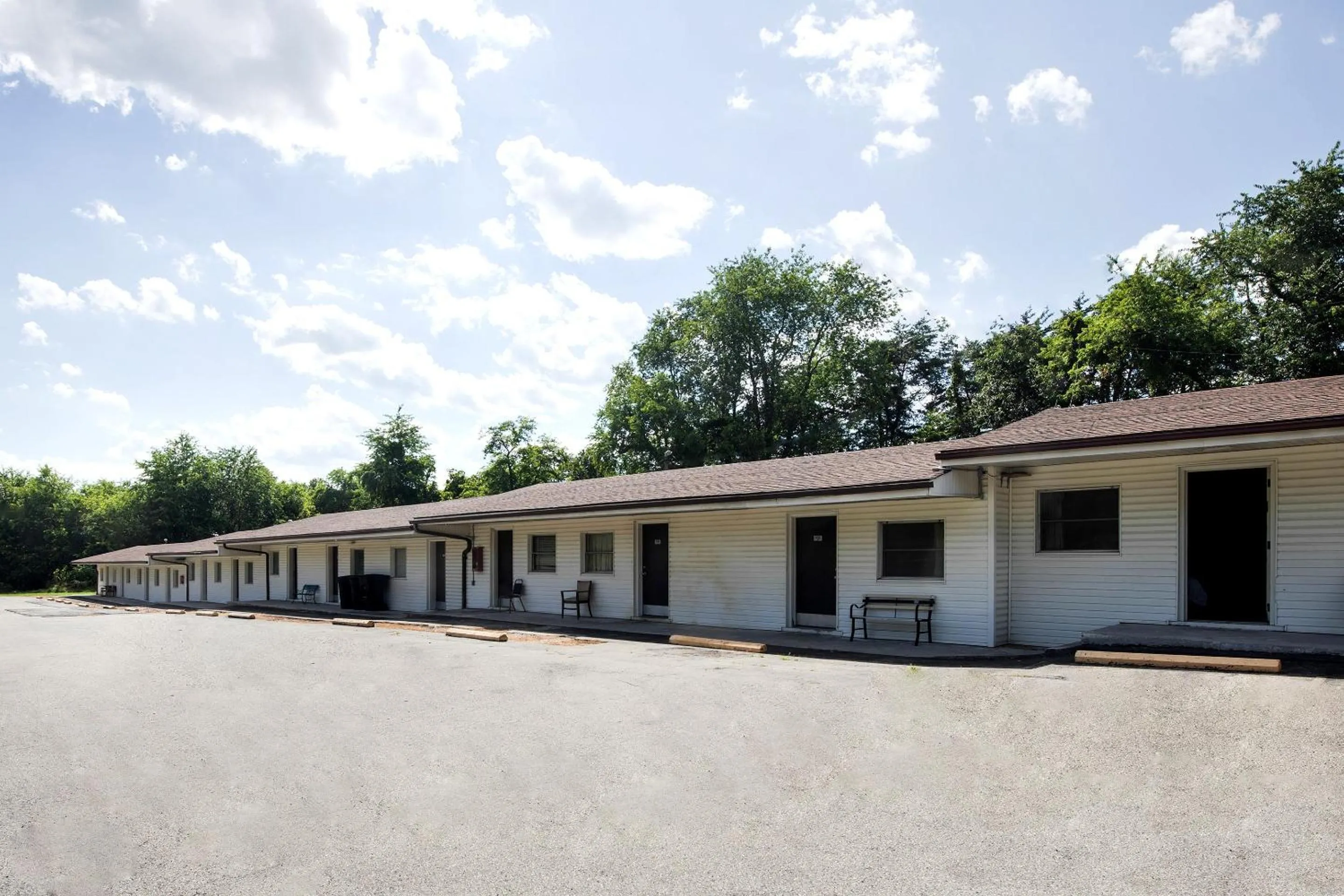 Facade/entrance in BlueJay Motel - Salem - Roanoke I-81