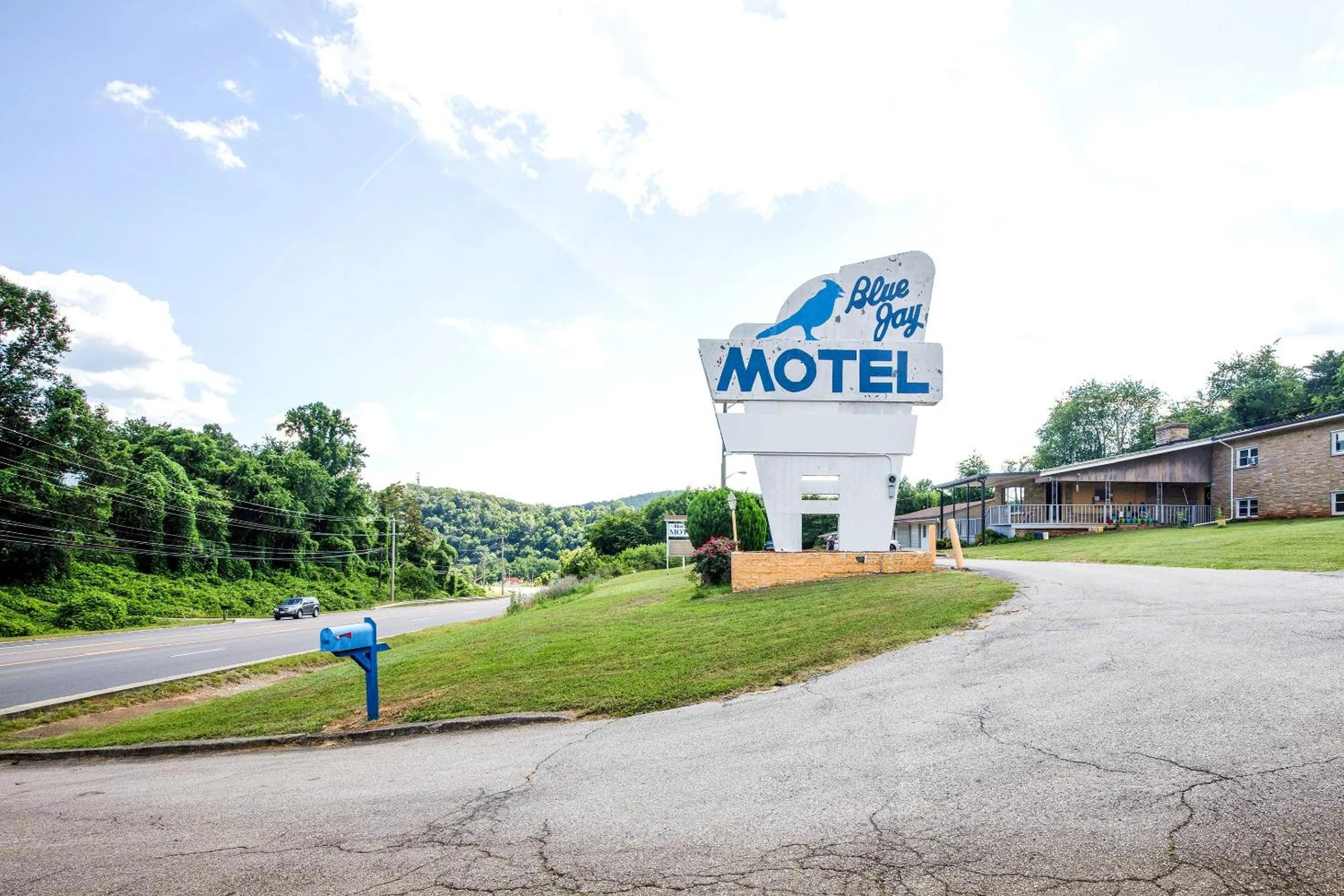 Facade/entrance in BlueJay Motel - Salem - Roanoke I-81