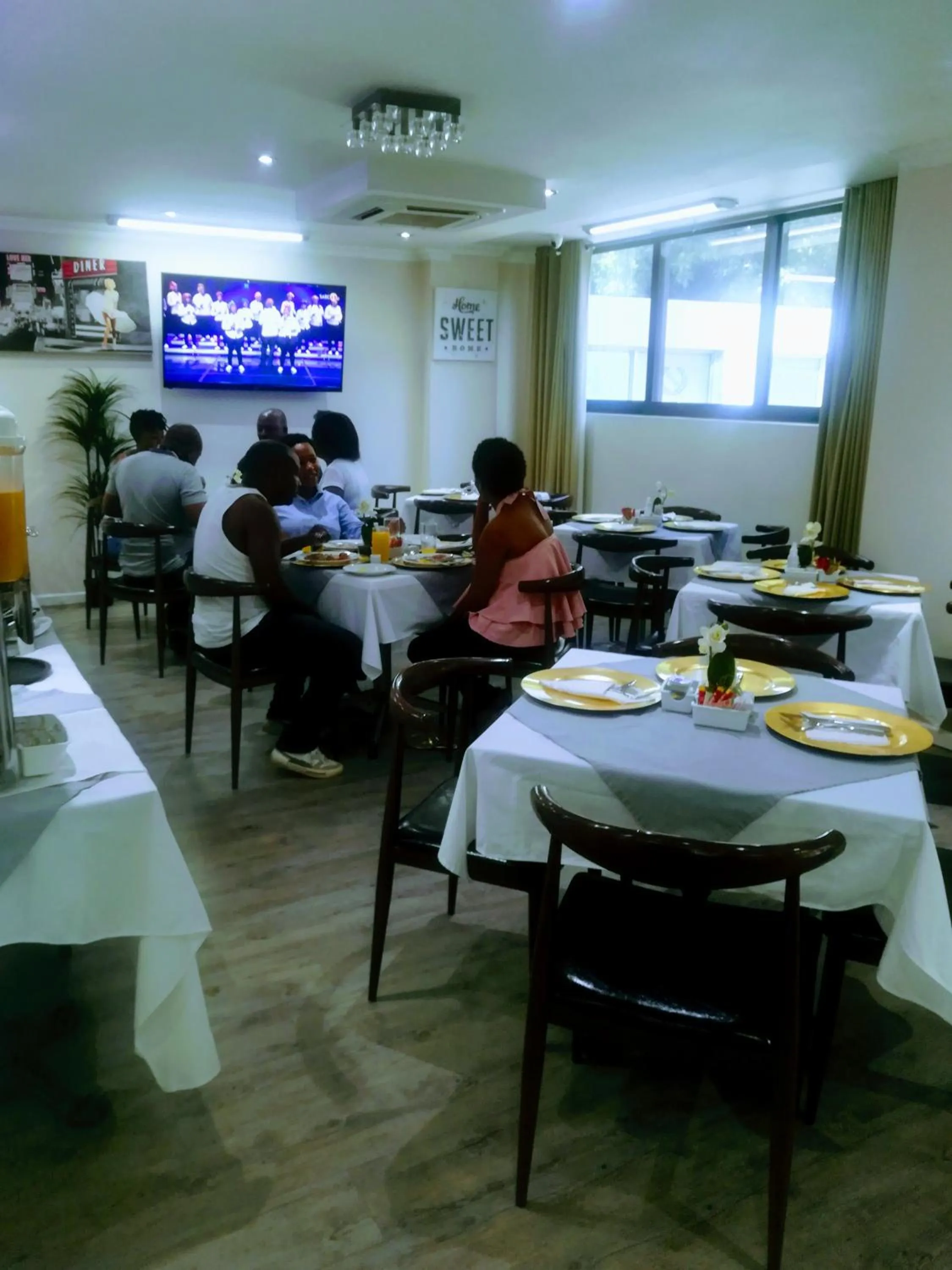 Restaurant/places to eat in Garden Top Hotel