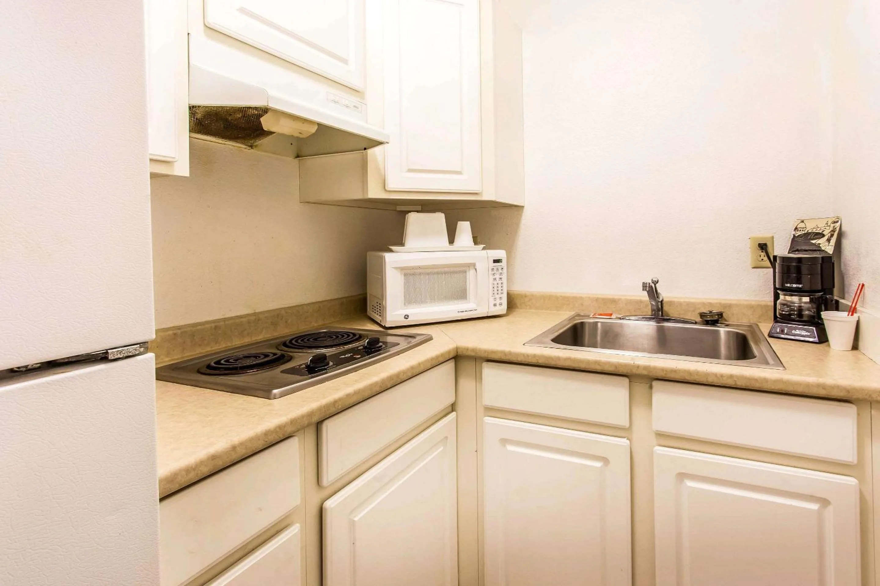 Photo of the whole room, Kitchen/Kitchenette in Econo Lodge Everett