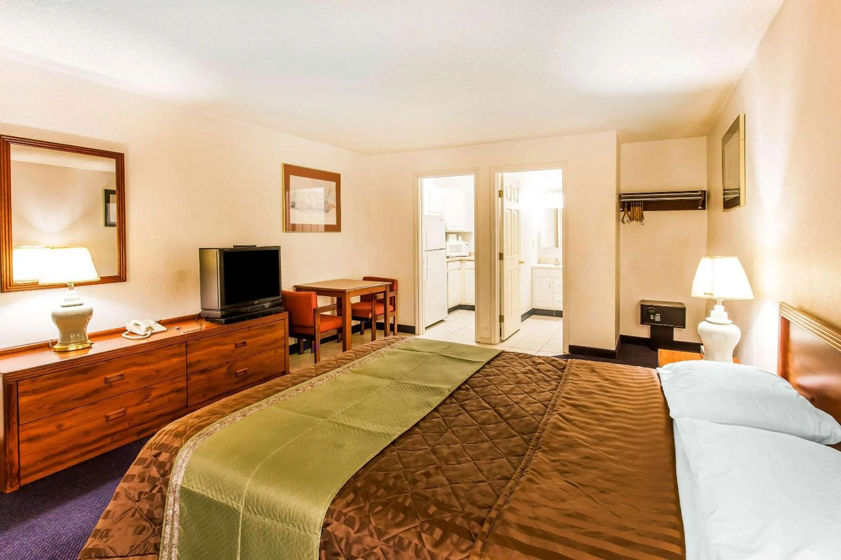 Photo of the whole room in Econo Lodge Everett