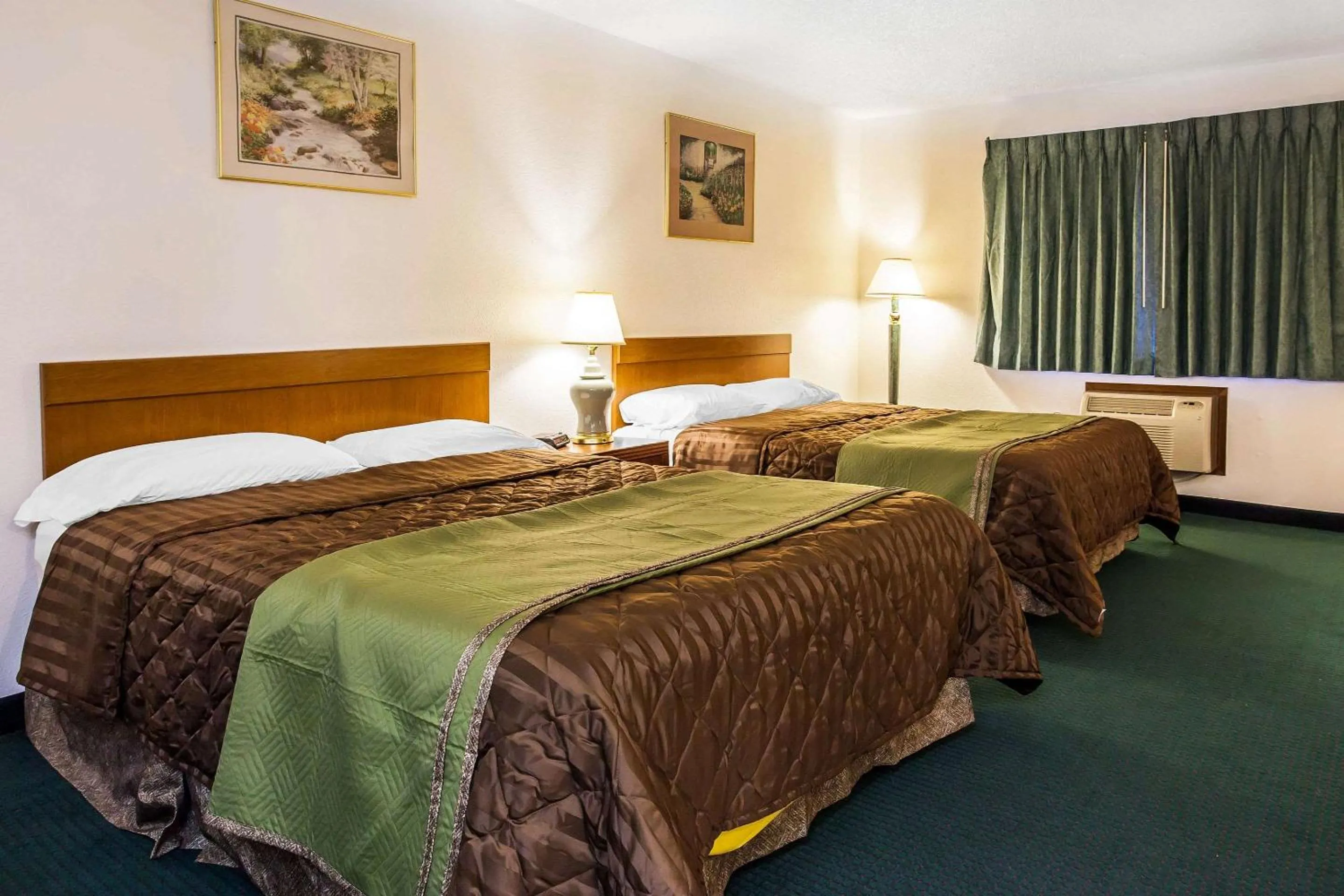 Photo of the whole room in Econo Lodge Everett