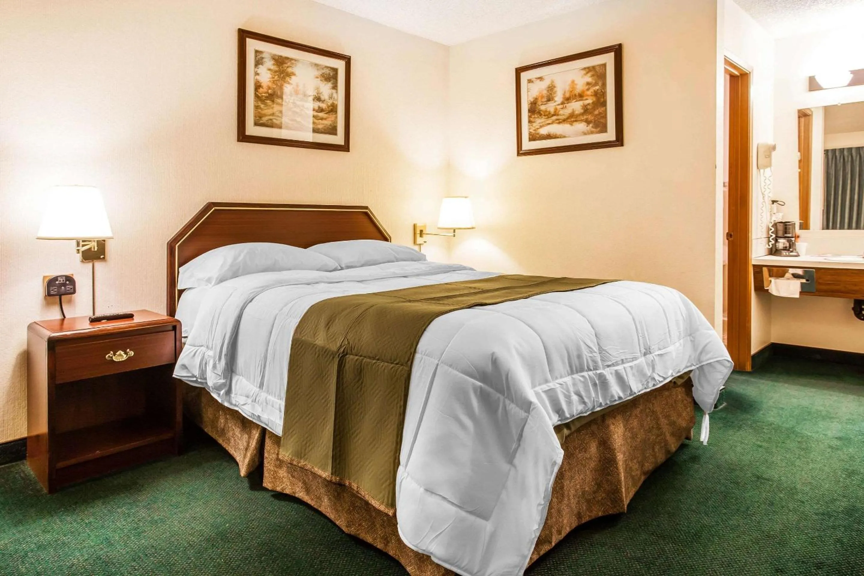 Photo of the whole room in Econo Lodge Everett