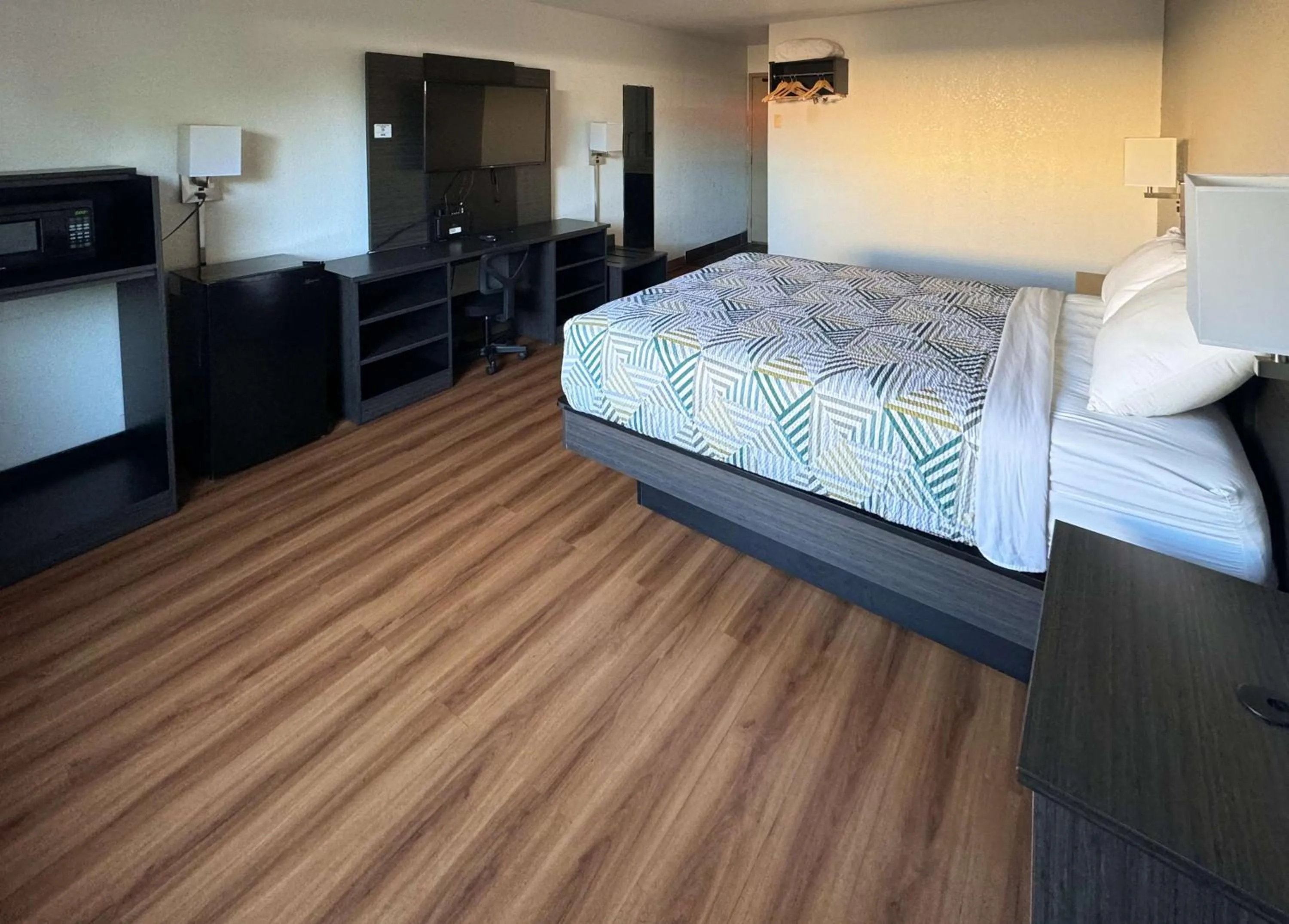 Bedroom, Bed in Motel 6-Fond Du Lac, WI