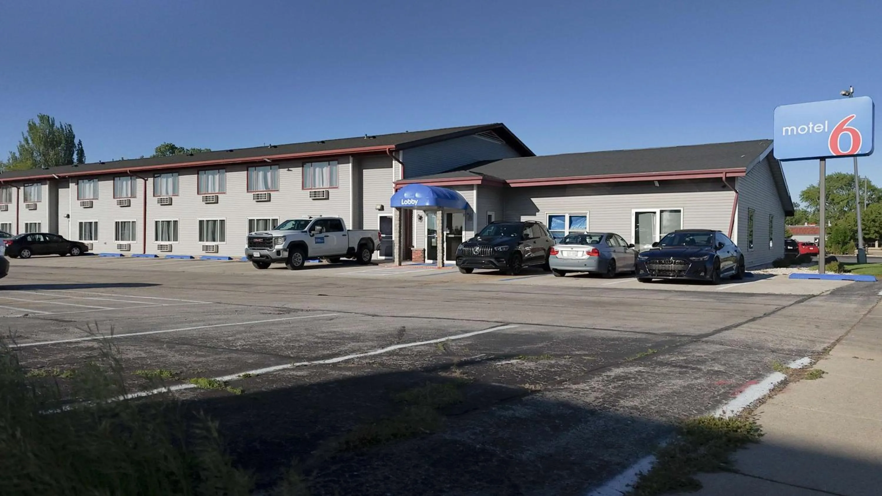 Property building in Motel 6-Fond Du Lac, WI
