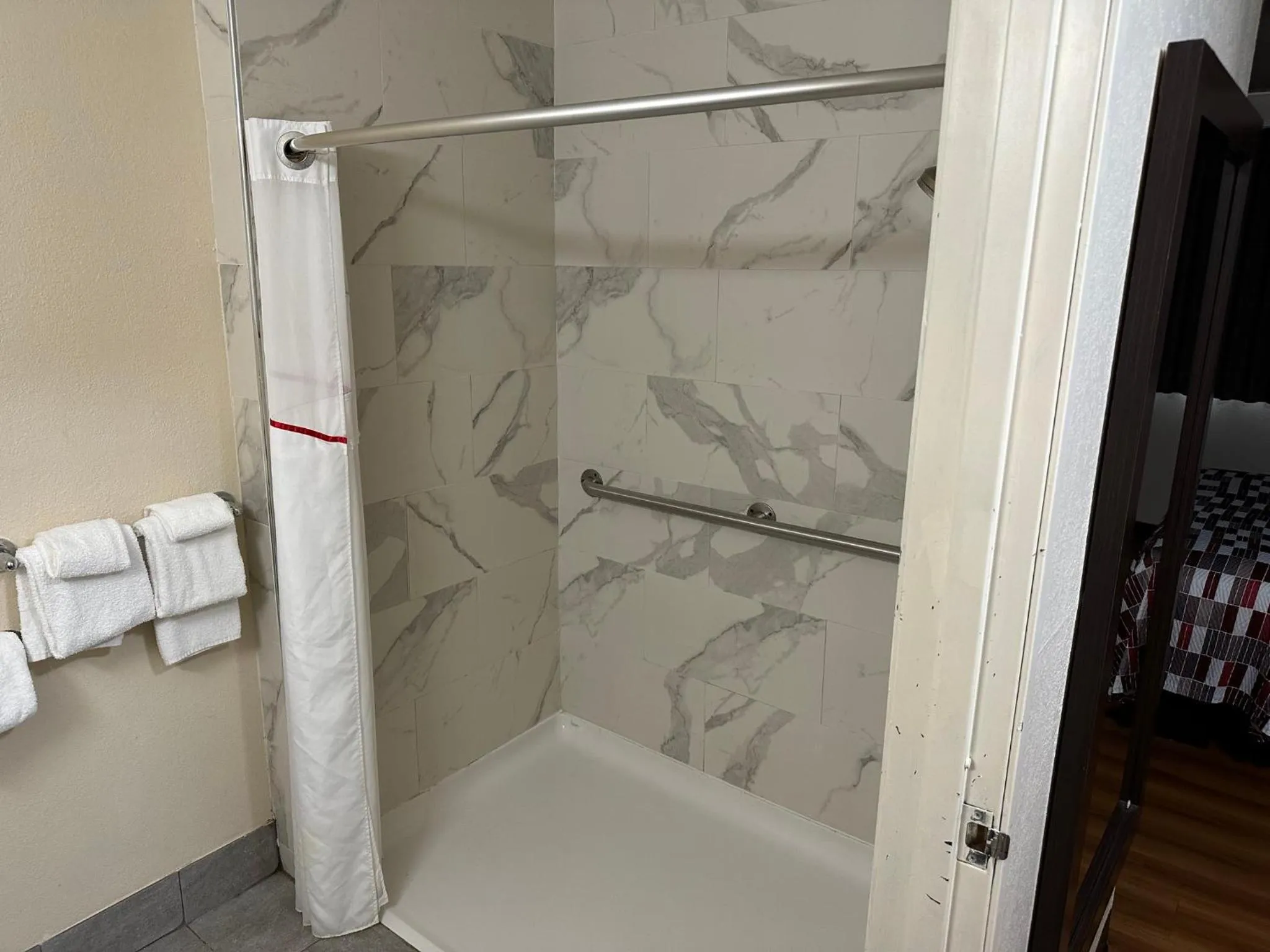 Bathroom in Red Roof Inn Austin - Round Rock