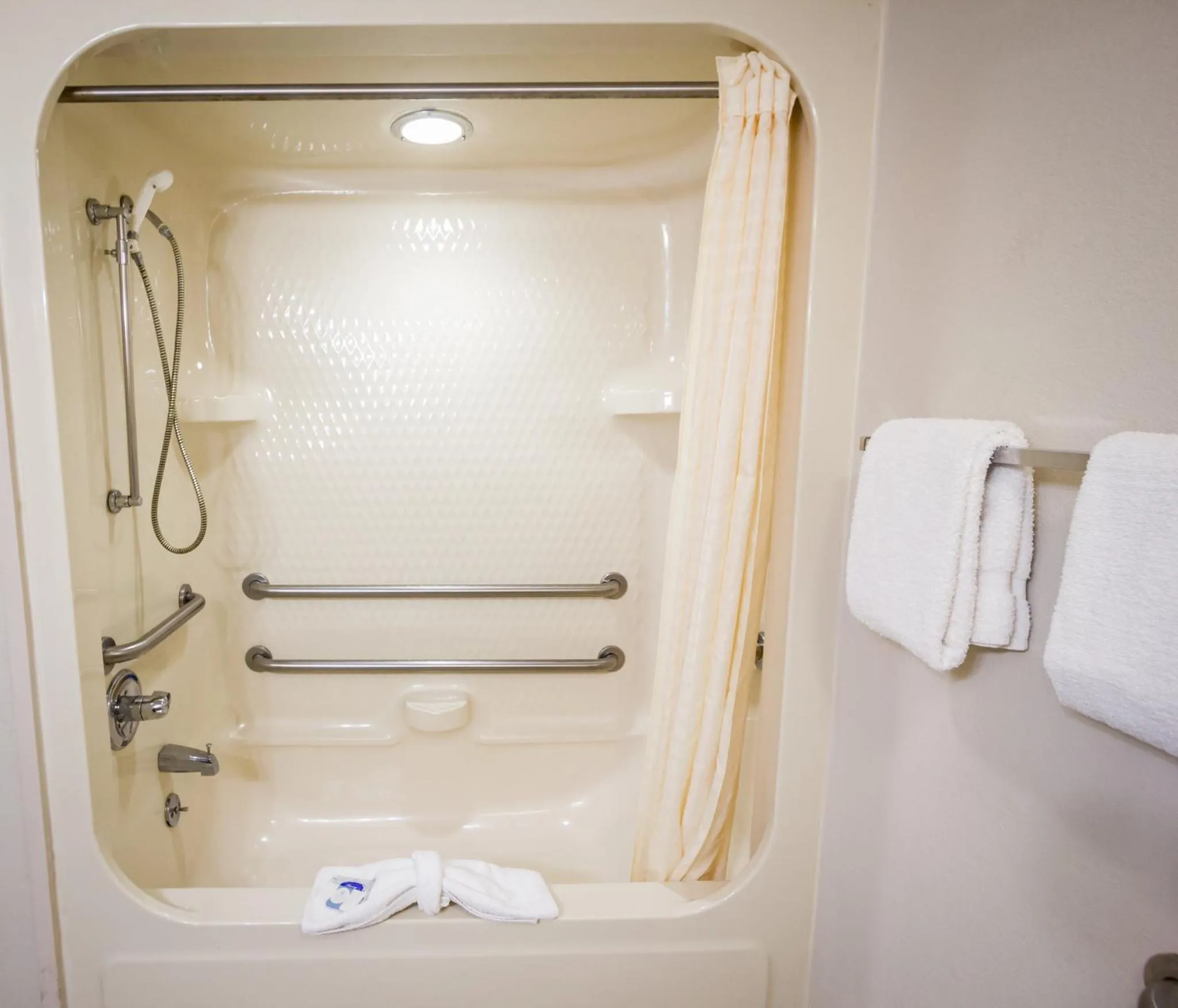 Bathroom in Red Roof Inn Austin - Round Rock