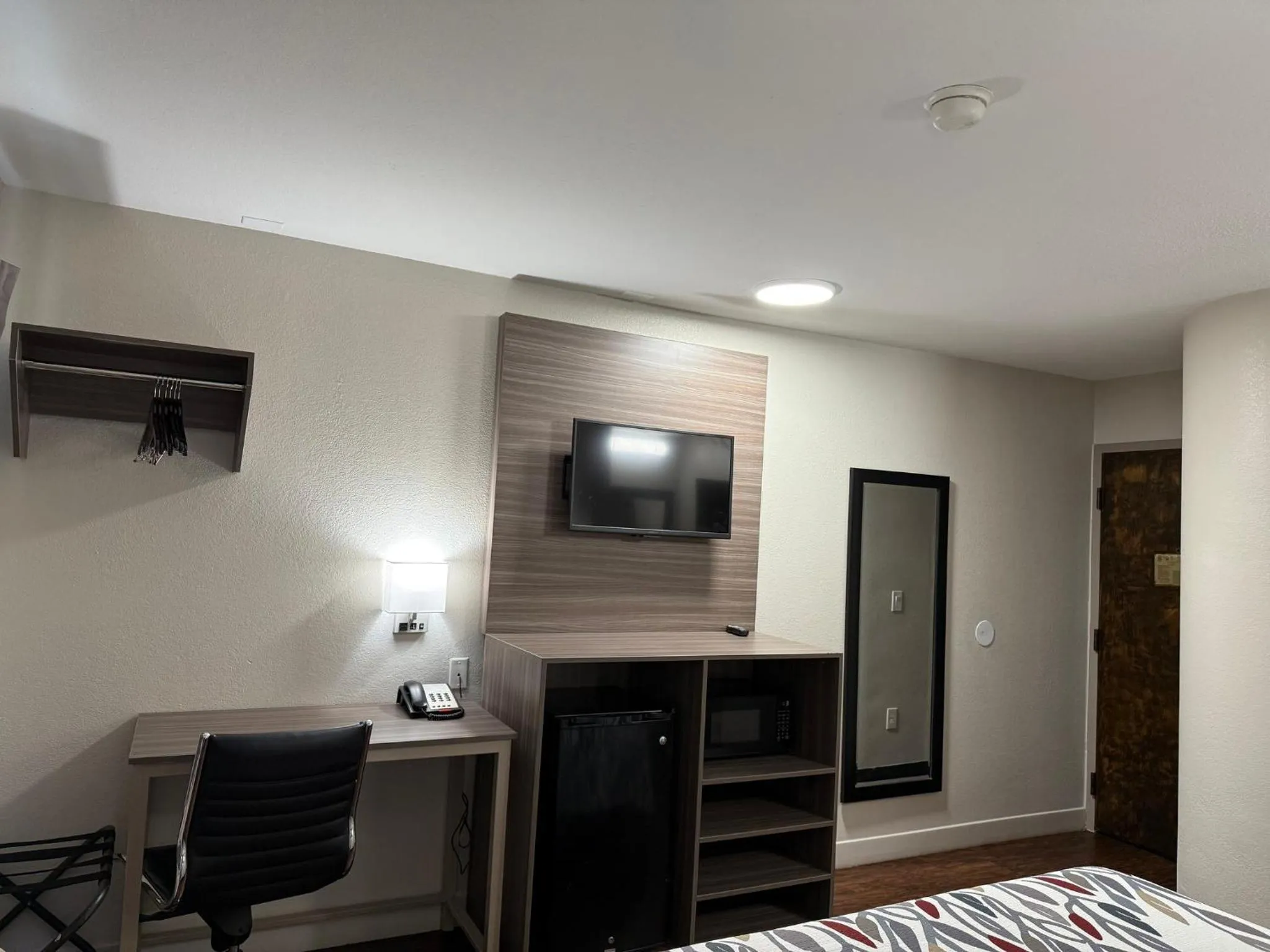 Photo of the whole room, Bed in Red Roof Inn Austin - Round Rock