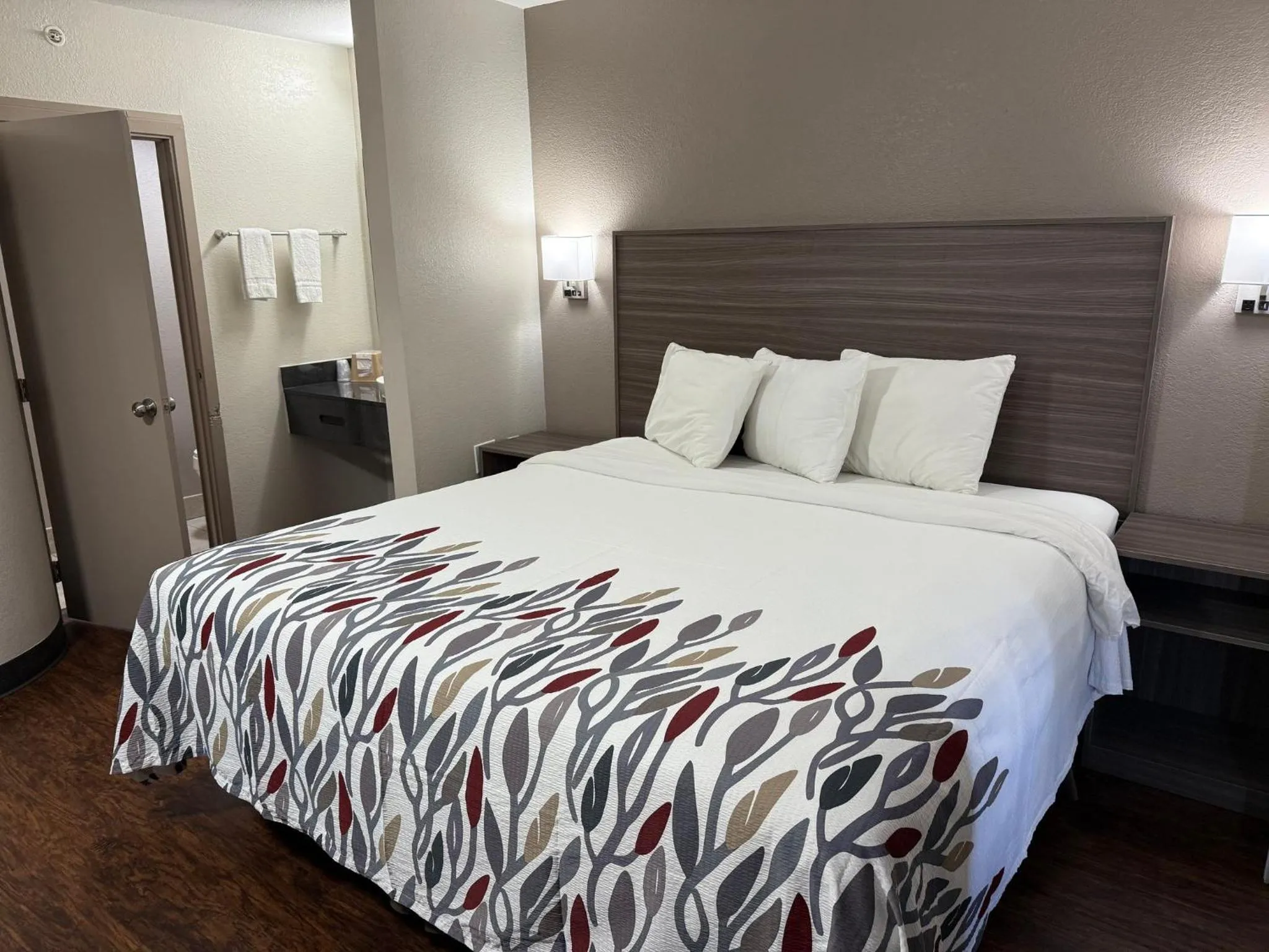 Photo of the whole room, Bed in Red Roof Inn Austin - Round Rock