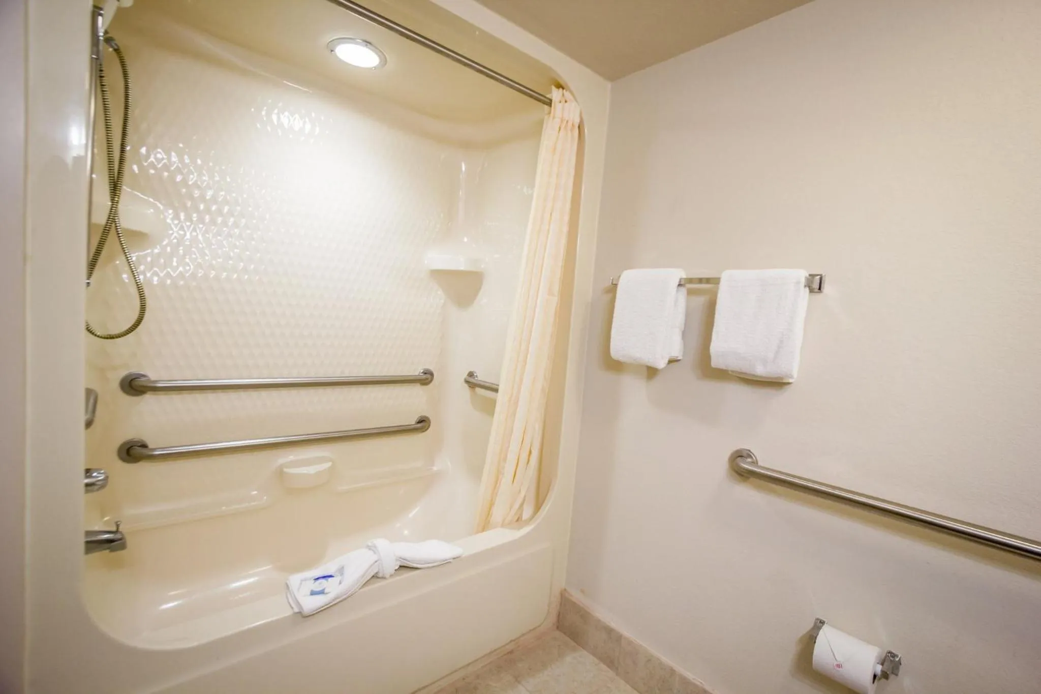 Bathroom in Red Roof Inn Austin - Round Rock