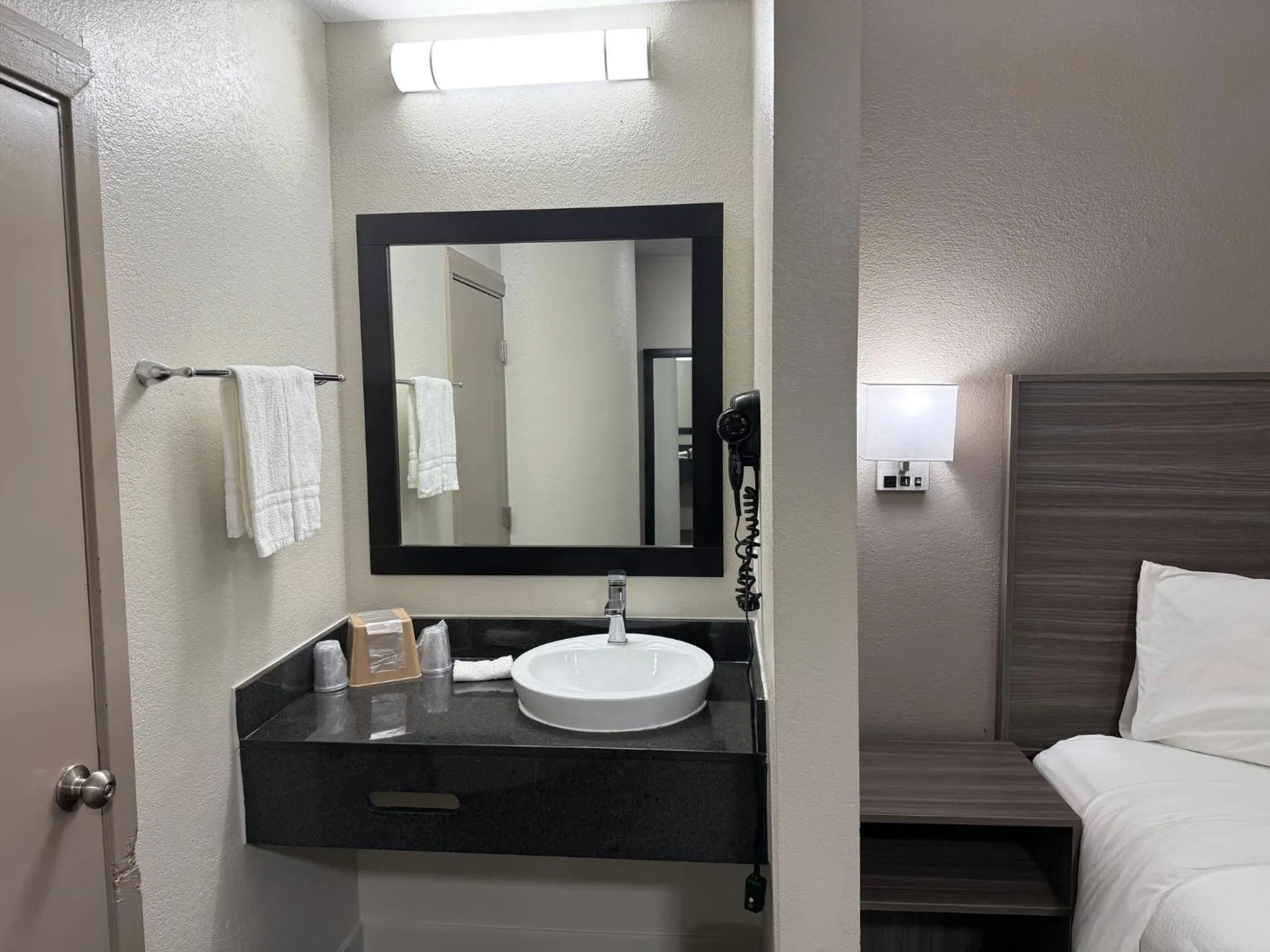 Bathroom, Bed in Red Roof Inn Austin - Round Rock