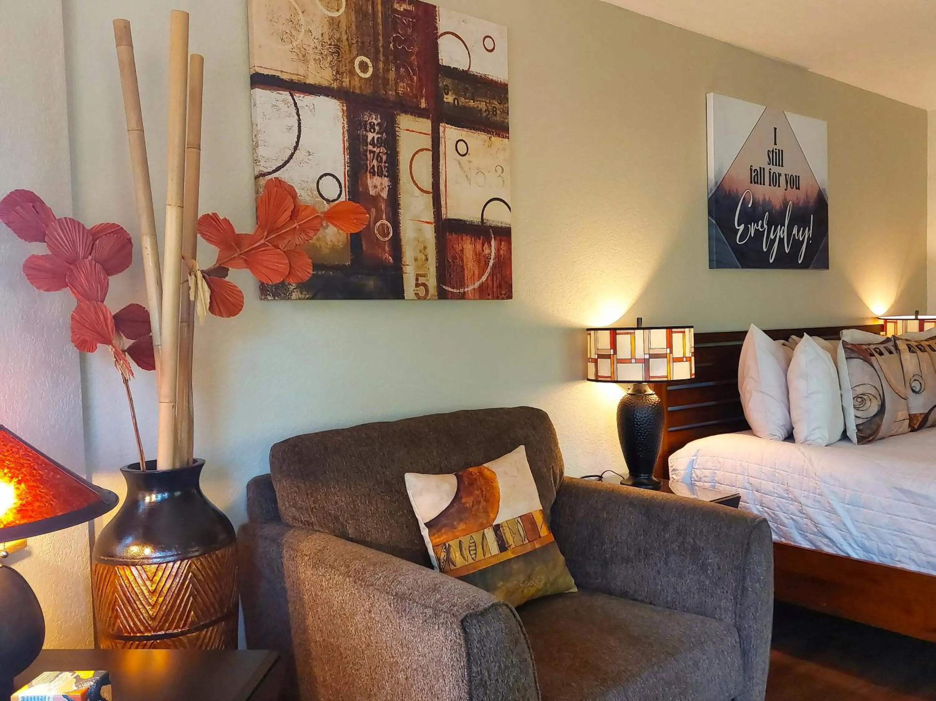 Seating area, Bed in Sheridan House Inn- Adult Only Accommodation