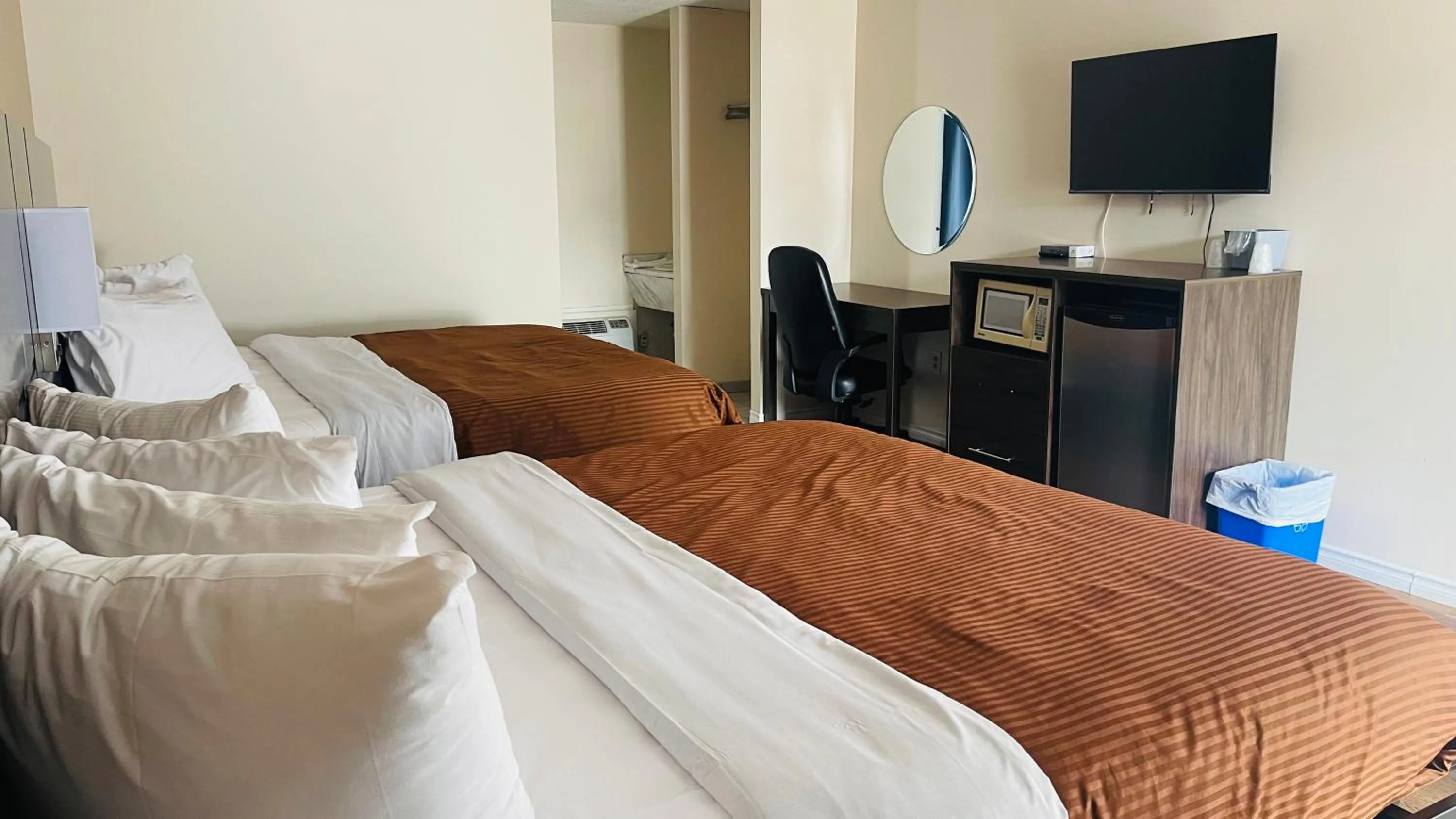 Bed in Falls Lodge & Suites