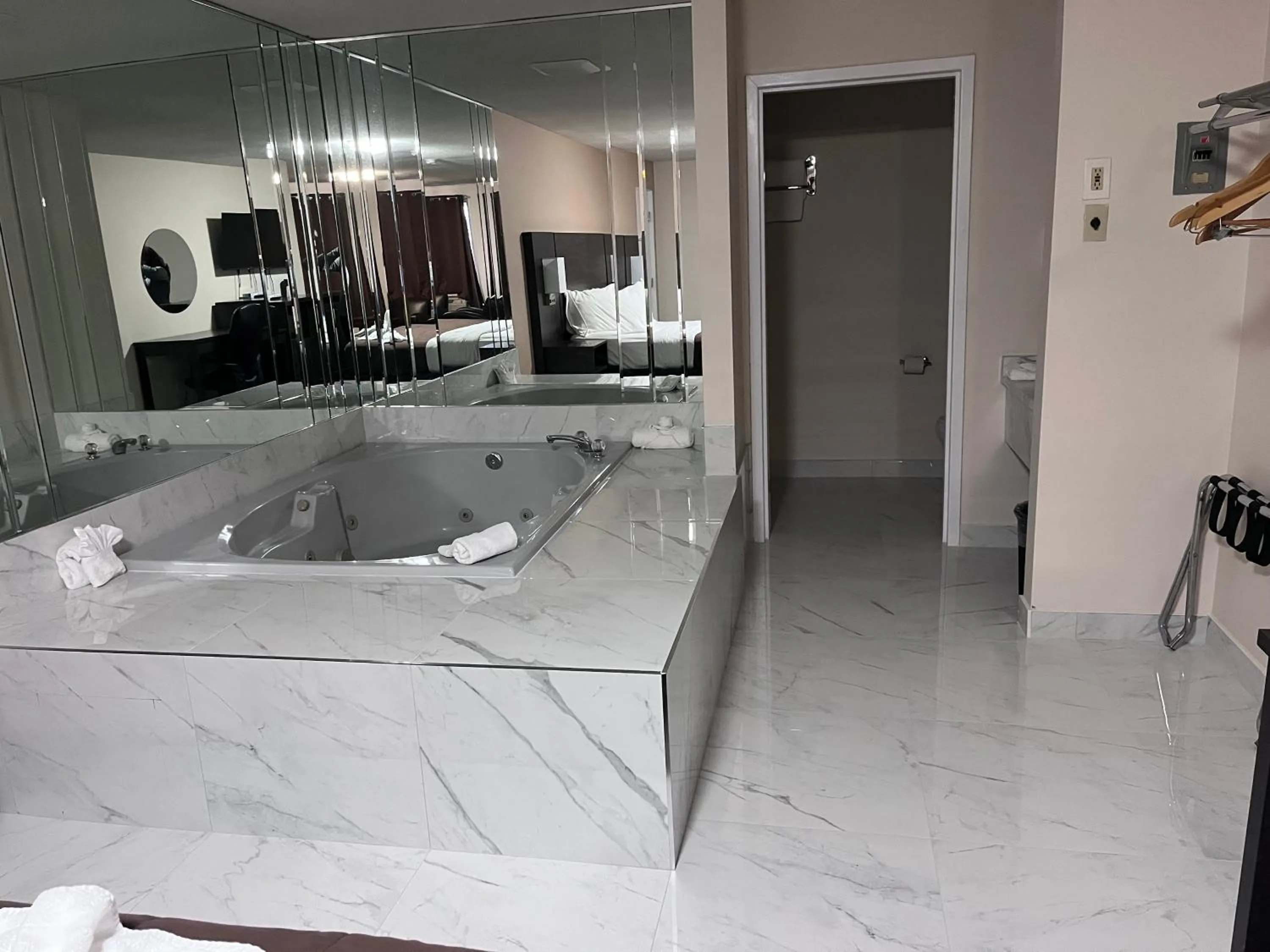 Falls Lodge & Suites