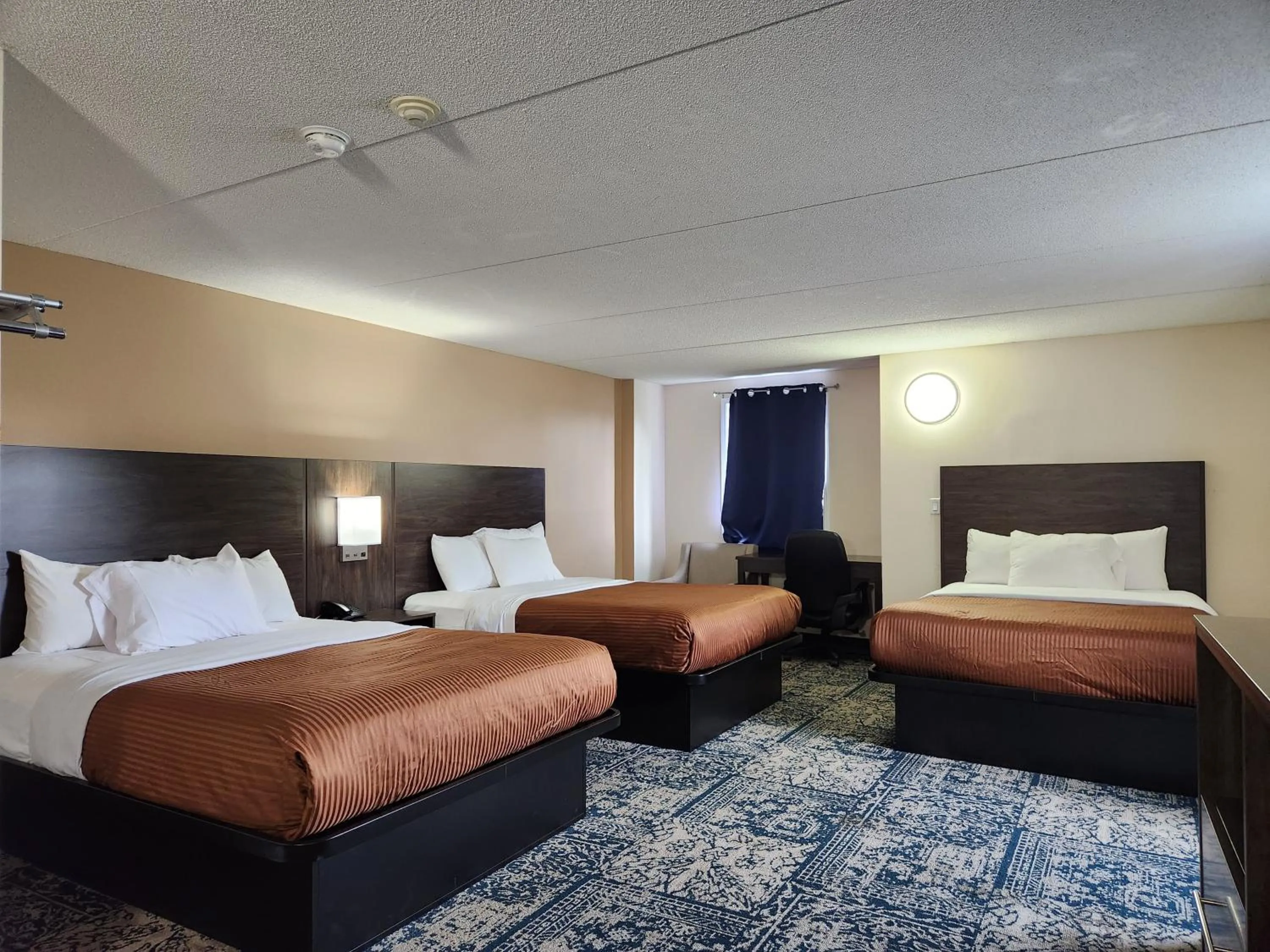 Bed in Falls Lodge & Suites