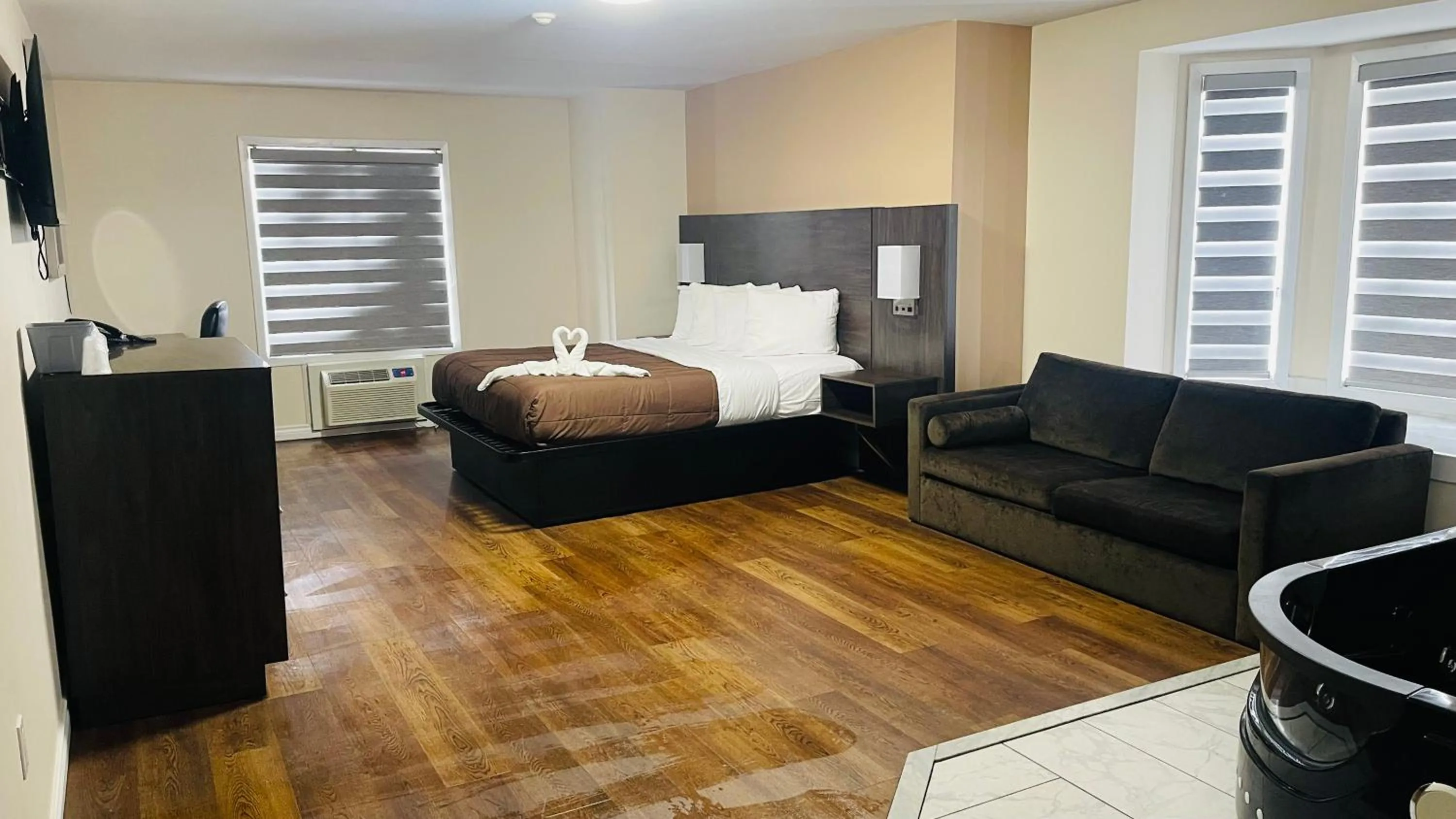 Bed in Falls Lodge & Suites