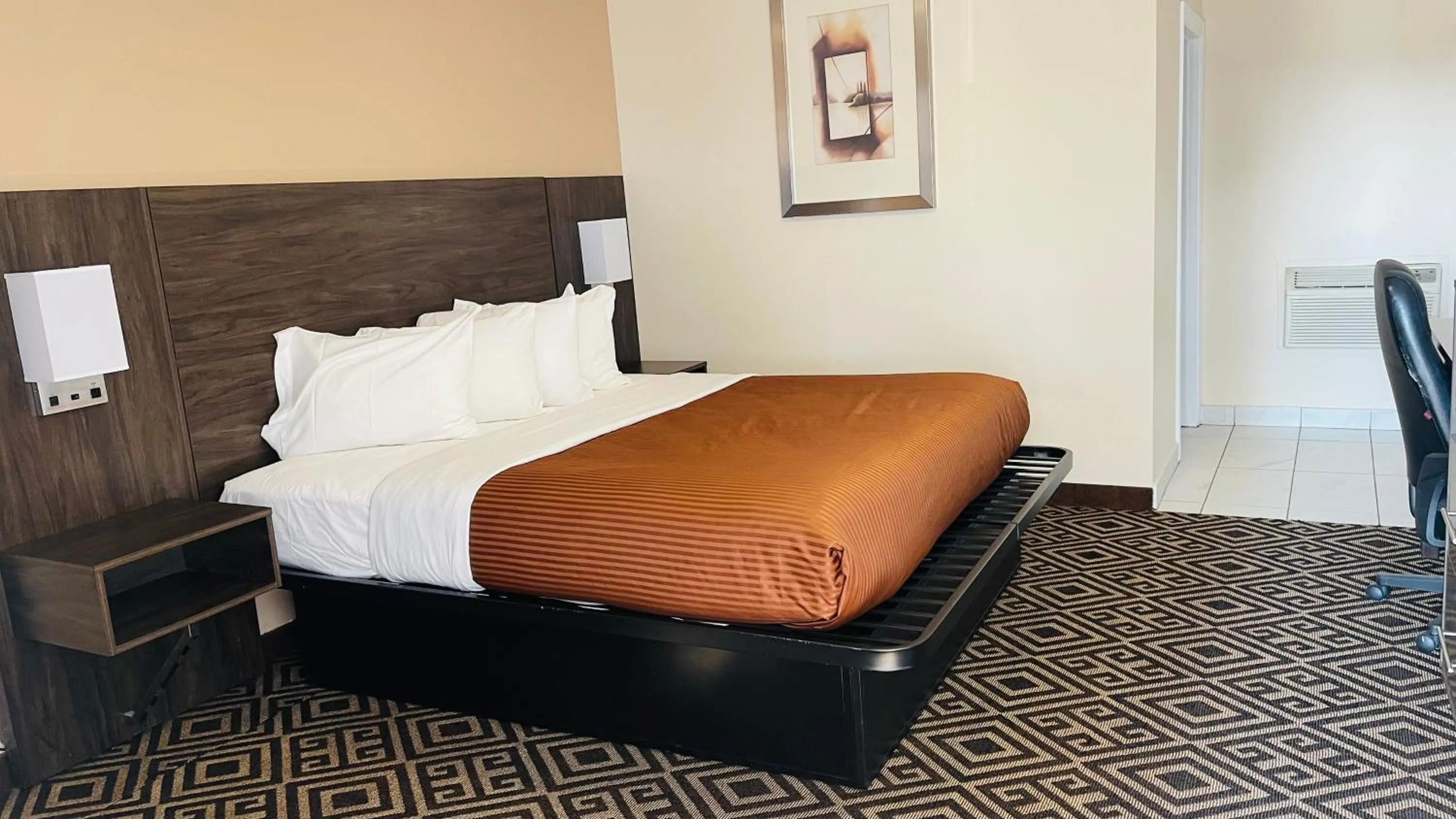 Bed in Falls Lodge & Suites