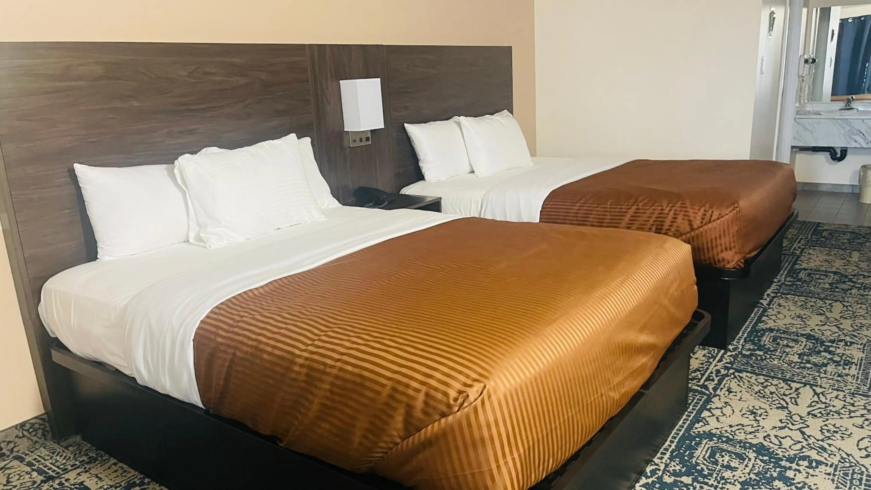 Bed in Falls Lodge & Suites