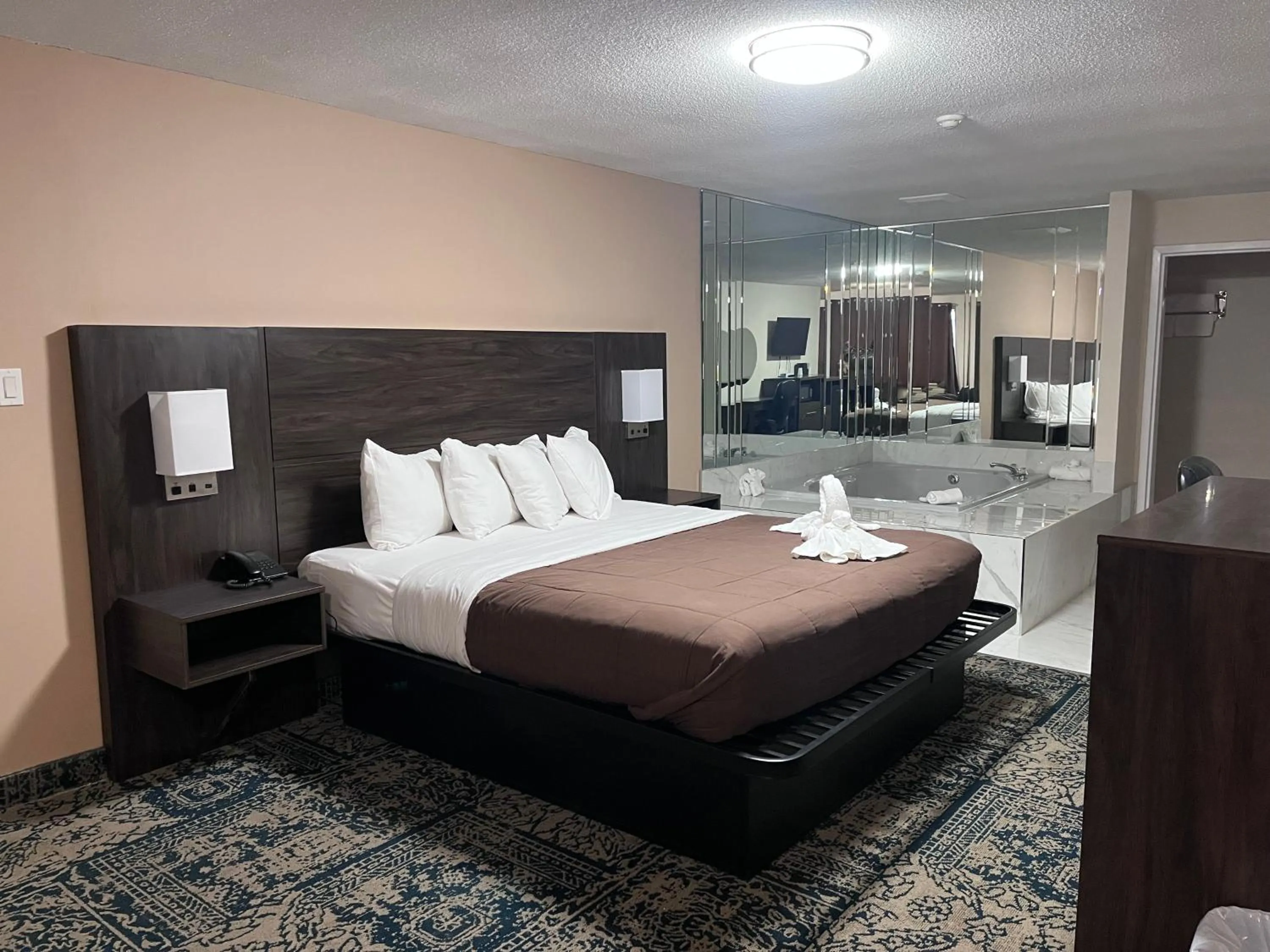 Bed in Falls Lodge & Suites