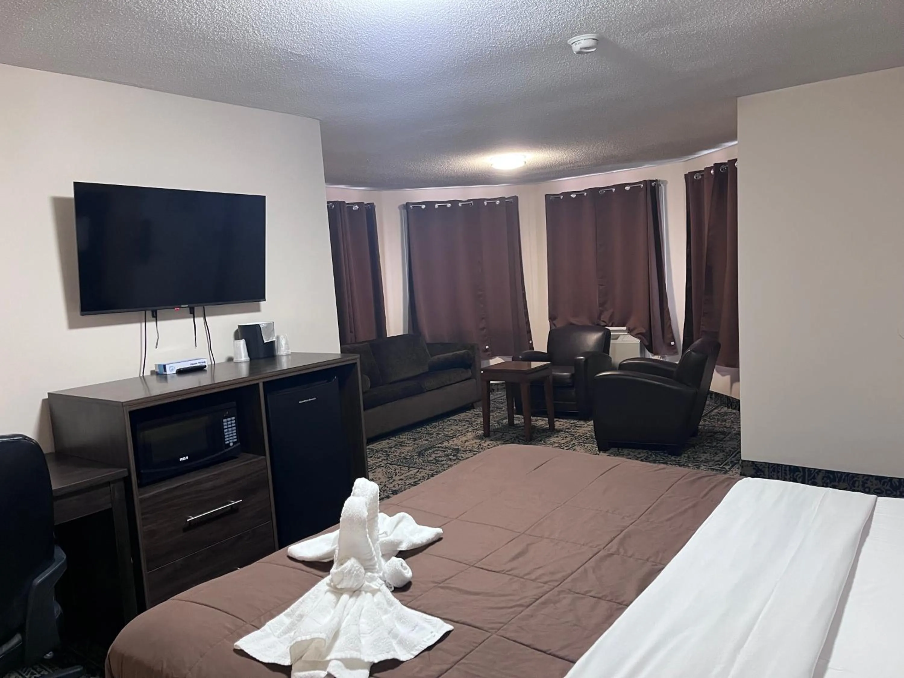 Bed in Falls Lodge & Suites