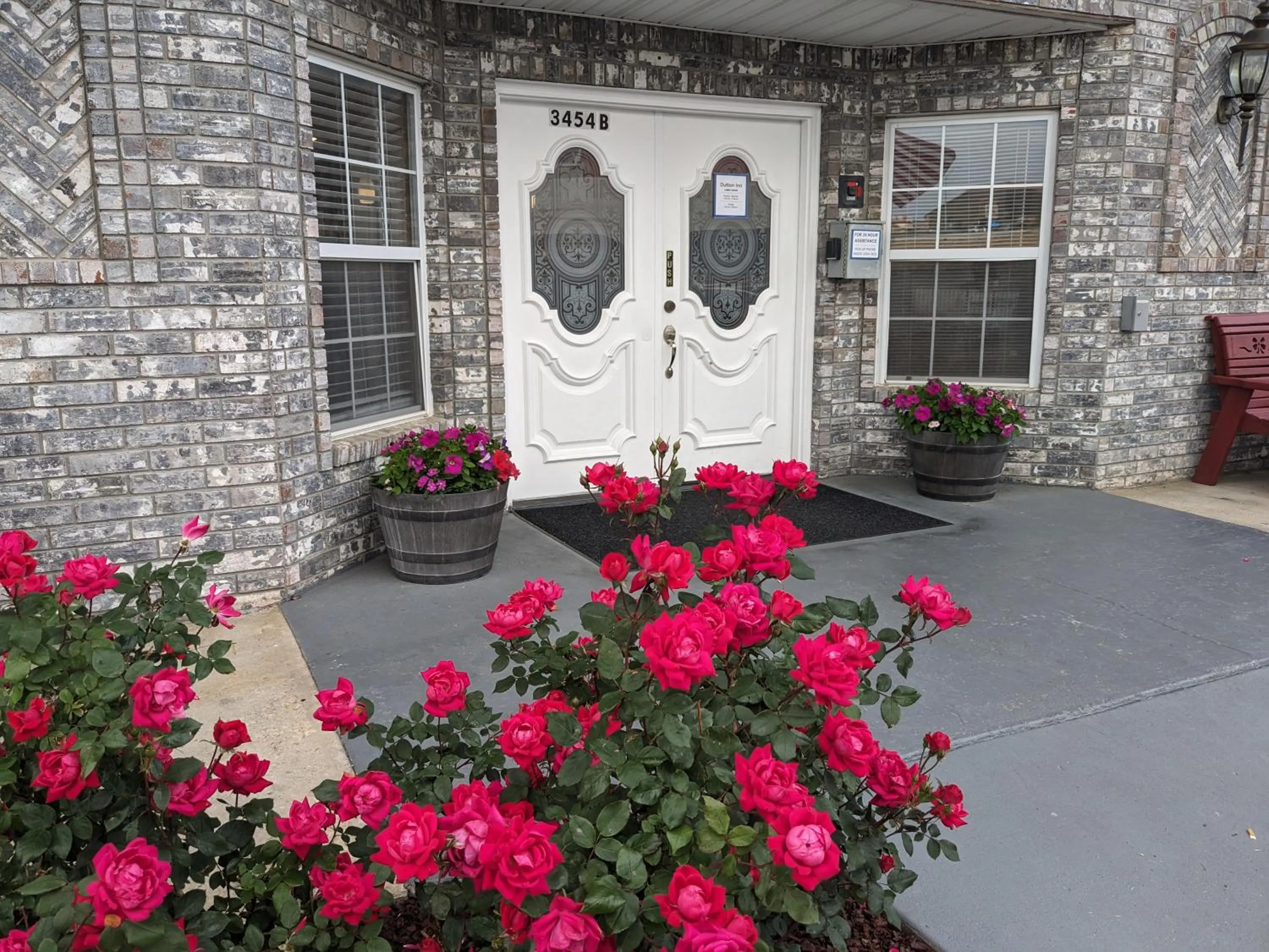 Facade/entrance in Dutton Inn