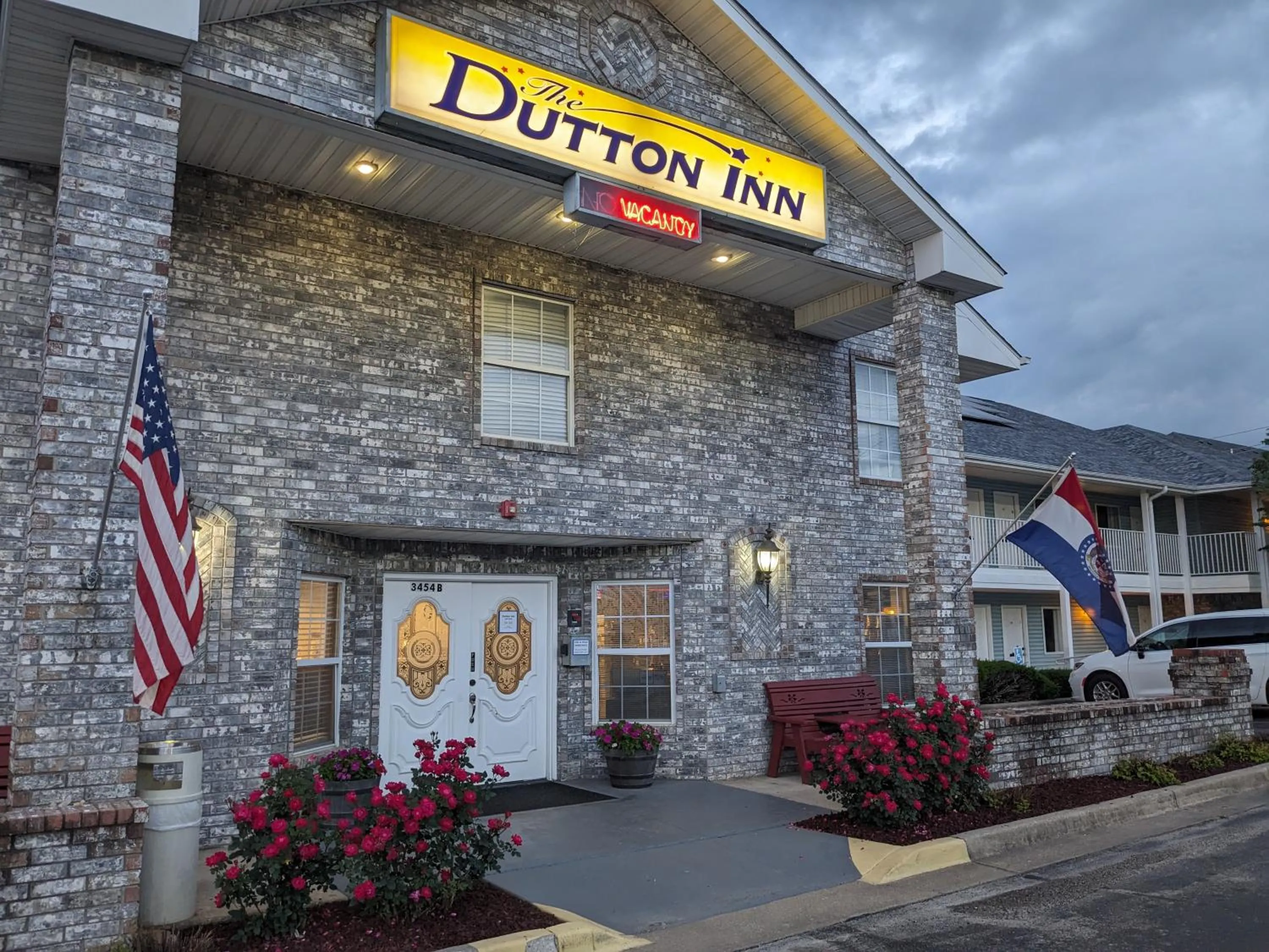 Facade/entrance in Dutton Inn