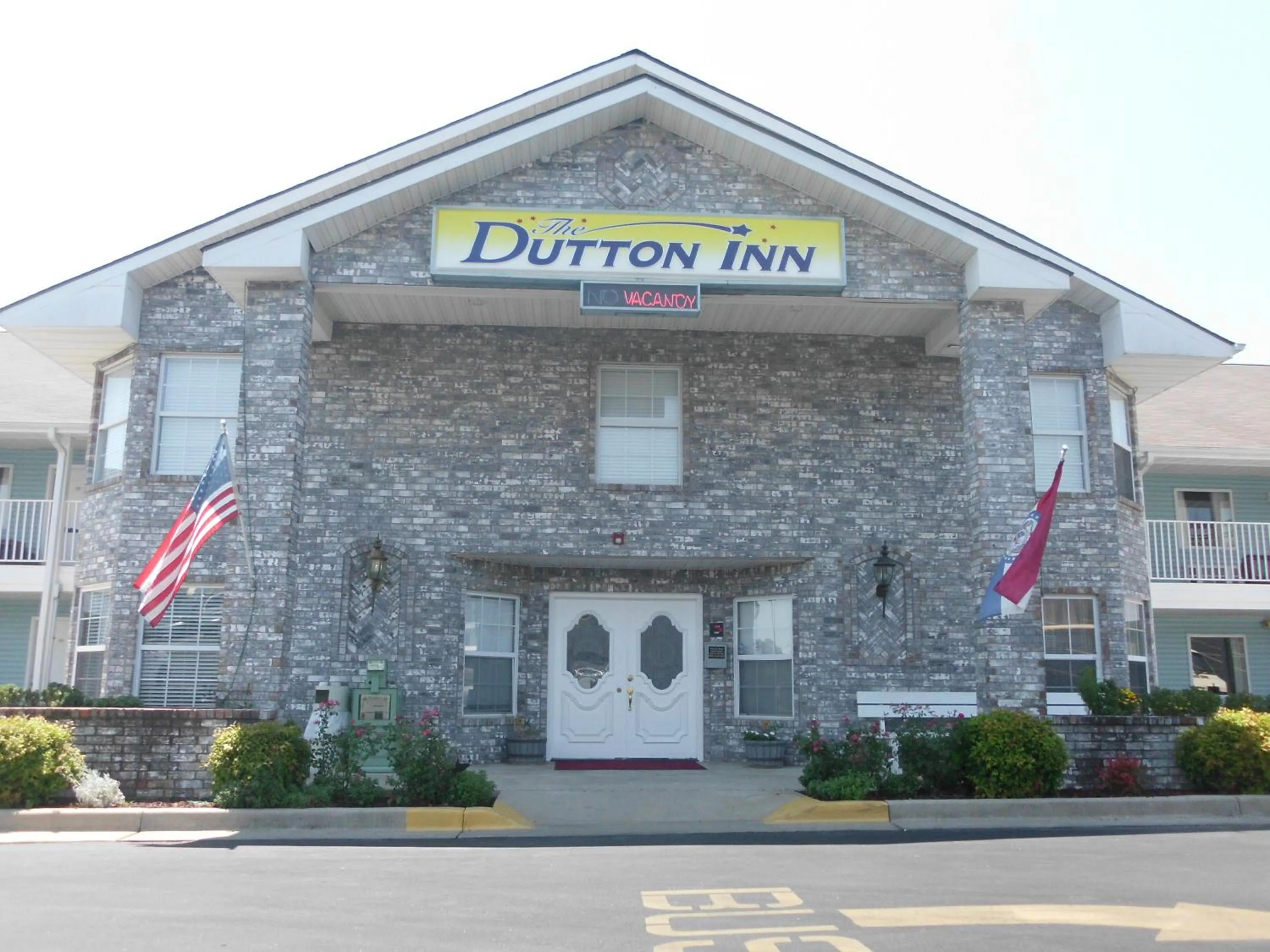 Facade/entrance in Dutton Inn