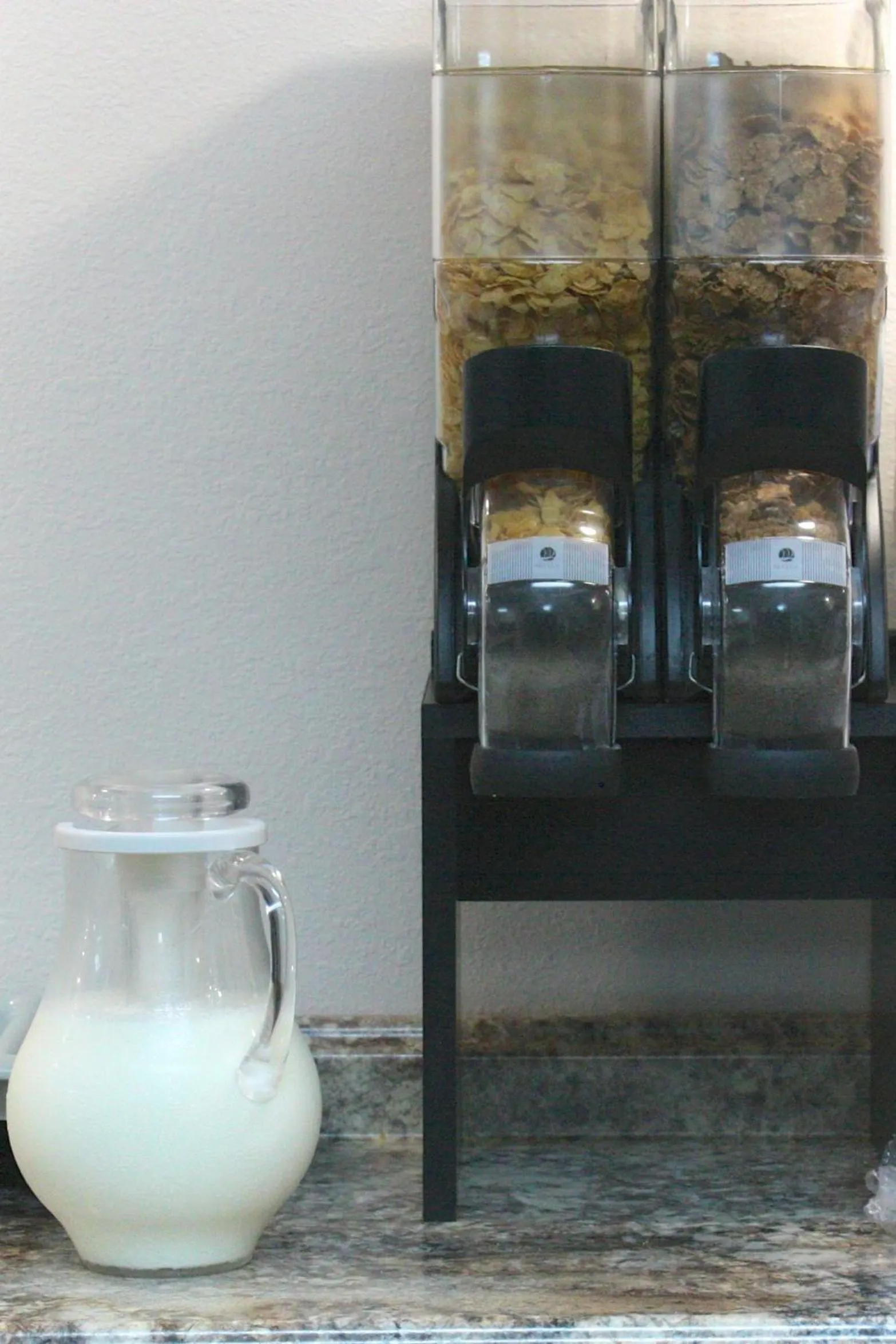 Restaurant/places to eat in Dutton Inn