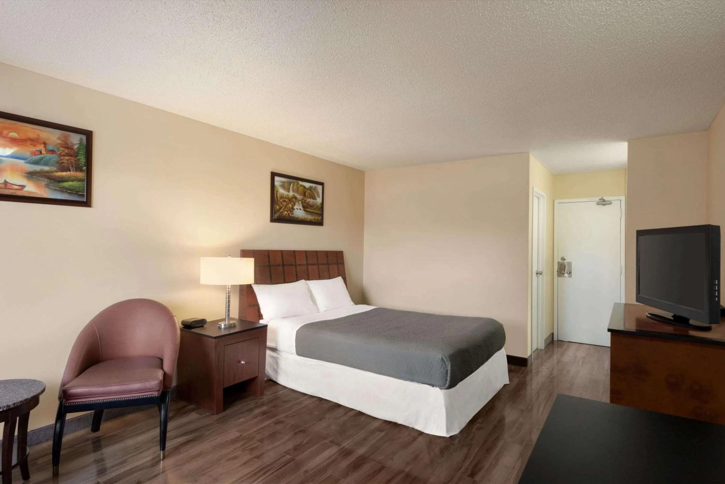Photo of the whole room, Bed in Travelodge by Wyndham Swift Current