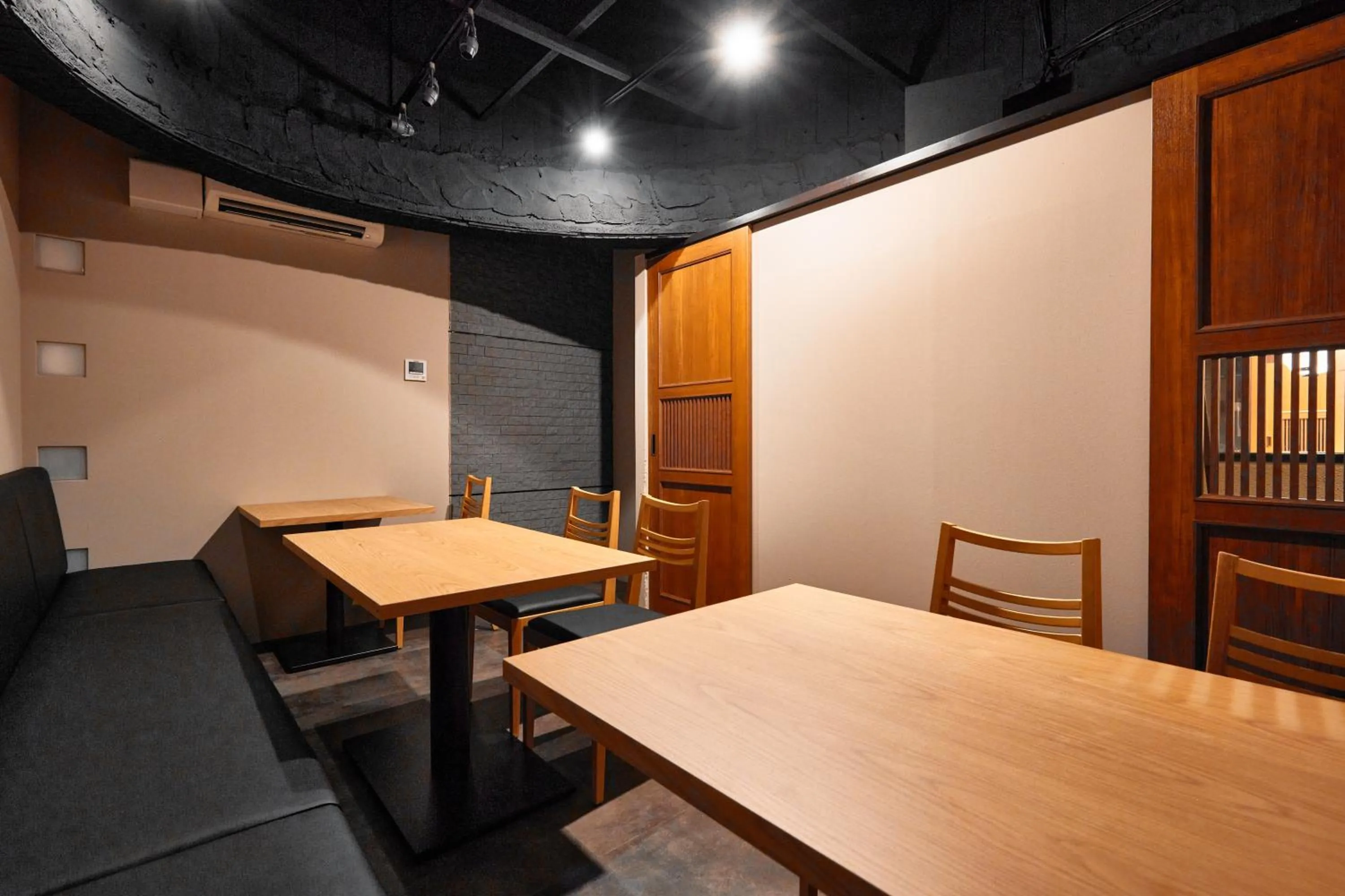 Restaurant/places to eat in Toyo Hotel