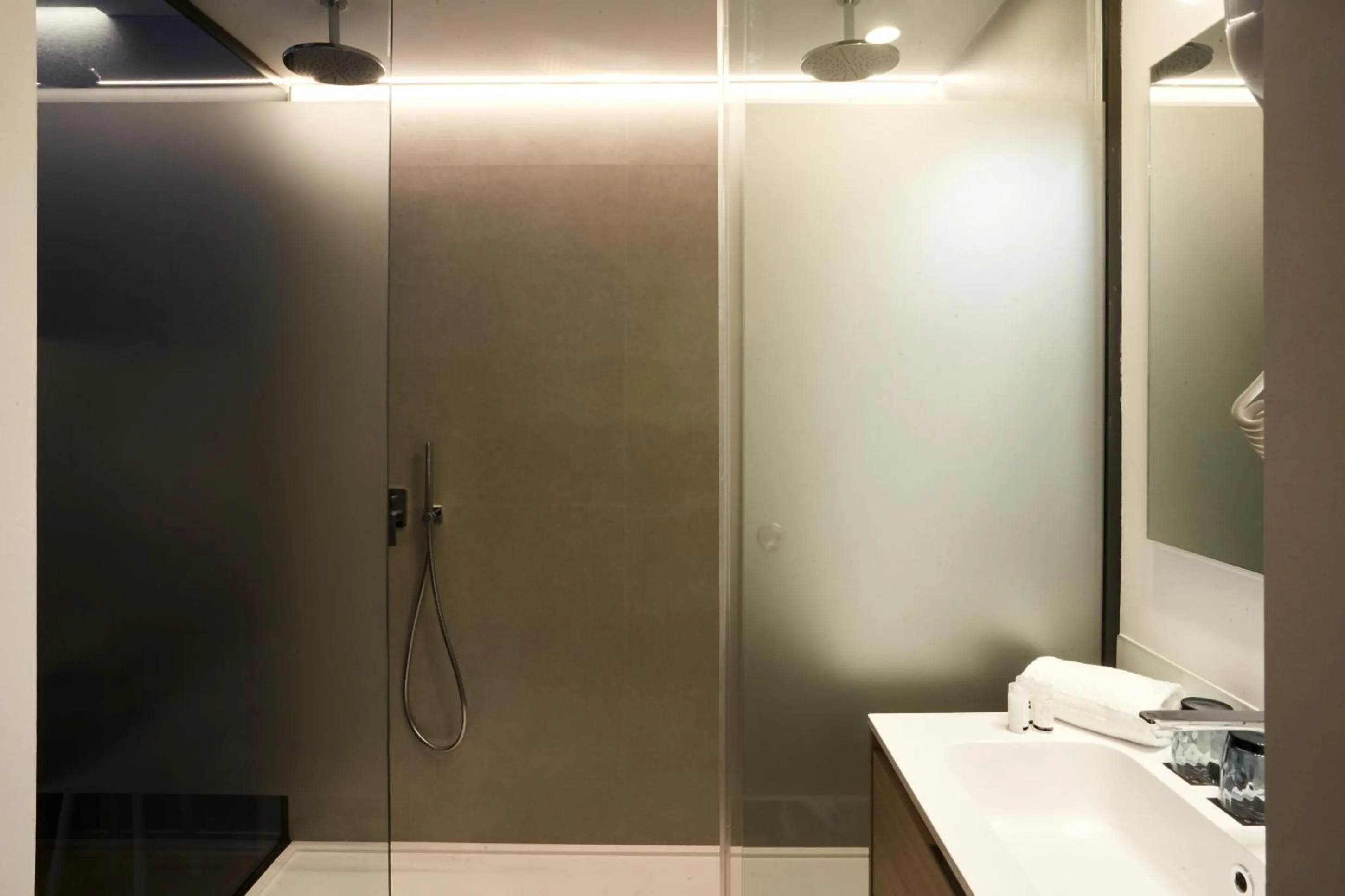 Bathroom in Sercotel Valencia Alameda 41