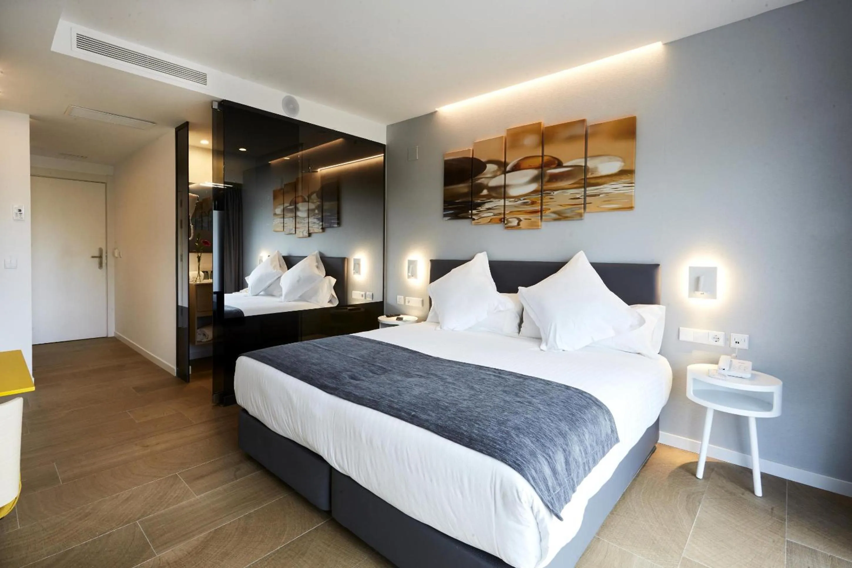 Photo of the whole room, Bed in Sercotel Valencia Alameda 41