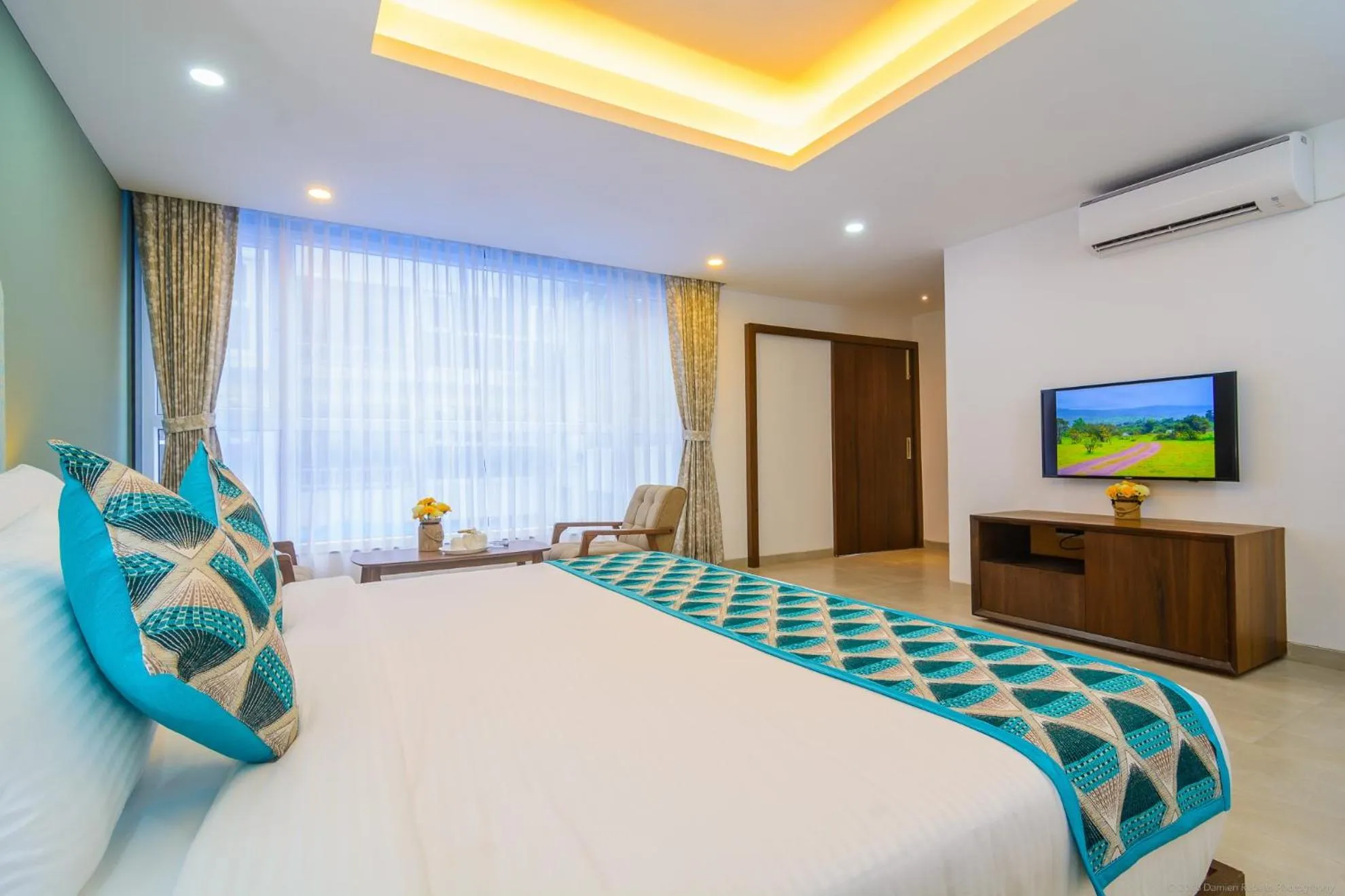 Communal lounge/ TV room, Bed in Okean De Goa Vagator