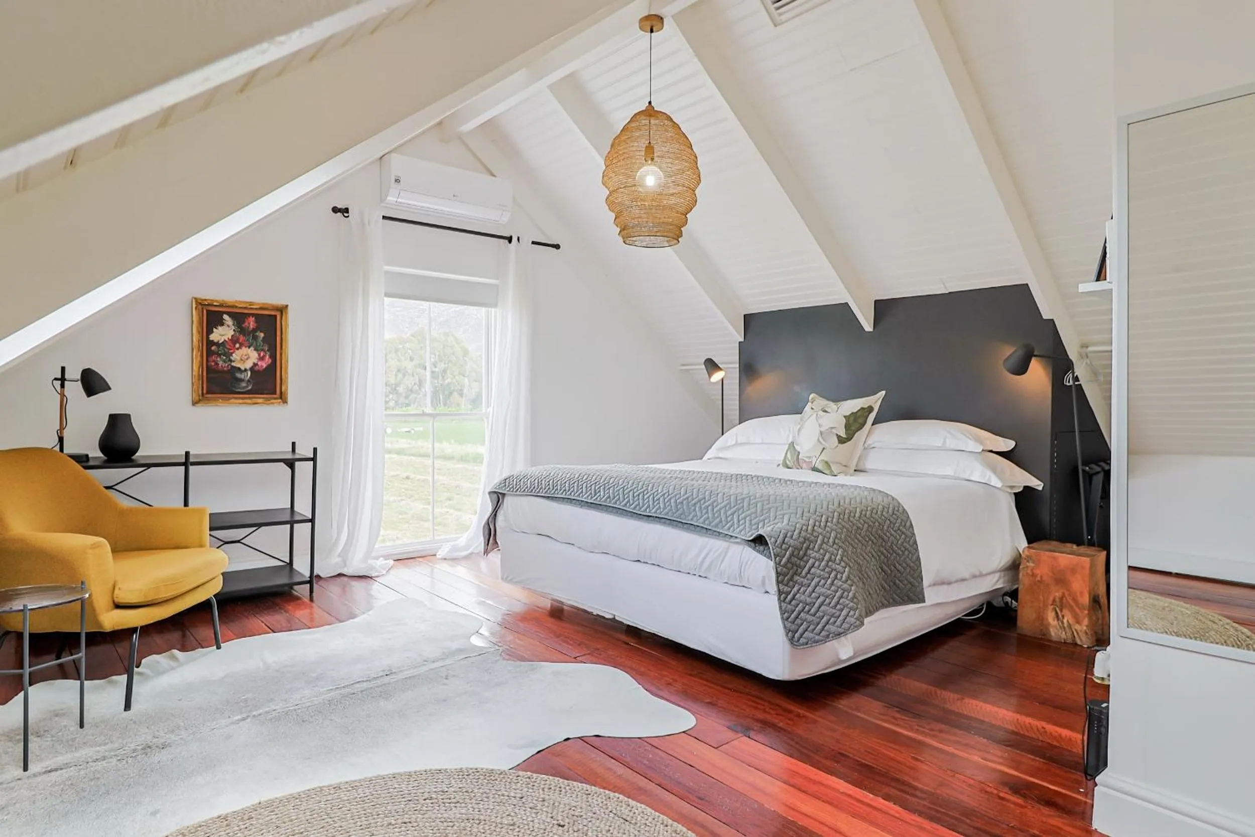 Bedroom, Bed in The Barn On 62 - Cottages