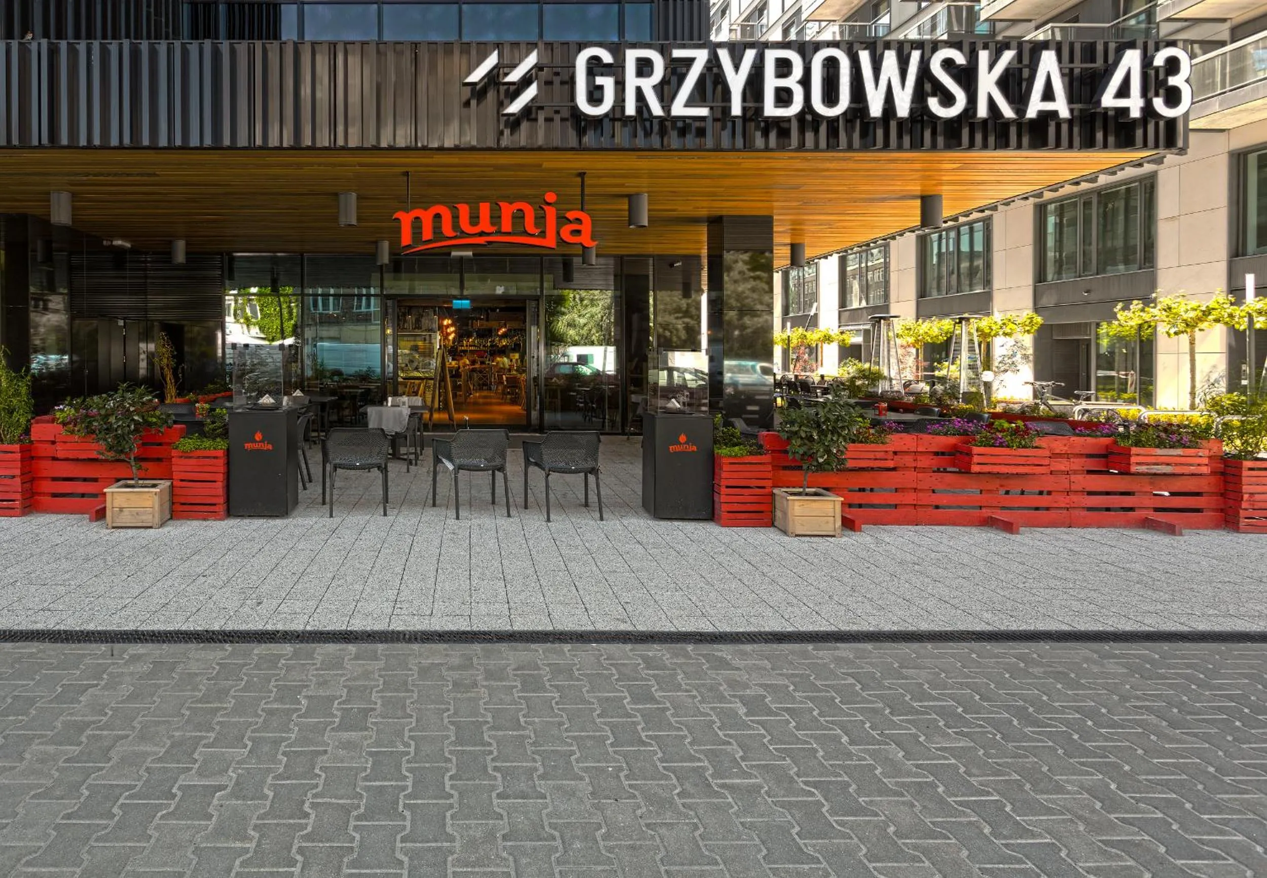 Restaurant/places to eat in Mennica Central Apartments