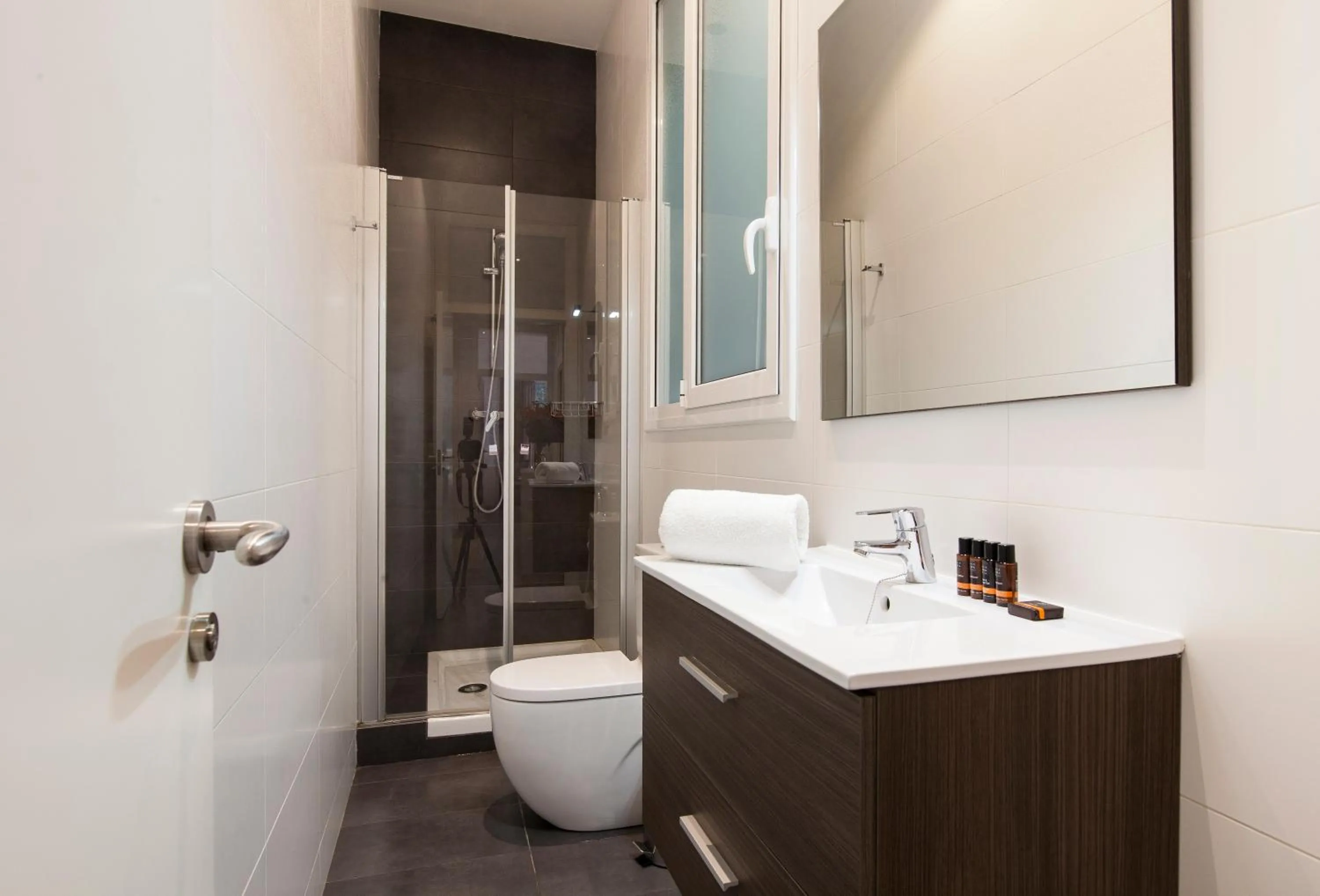 Shower, Bed in Aspasios Rambla Catalunya Apartments