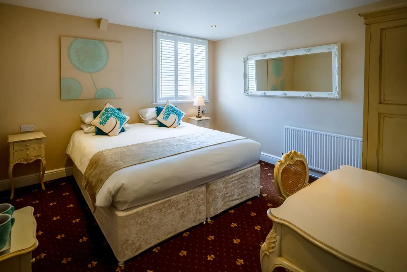 Bedroom, Bed in The White Swan Hotel Bar & Restaurant