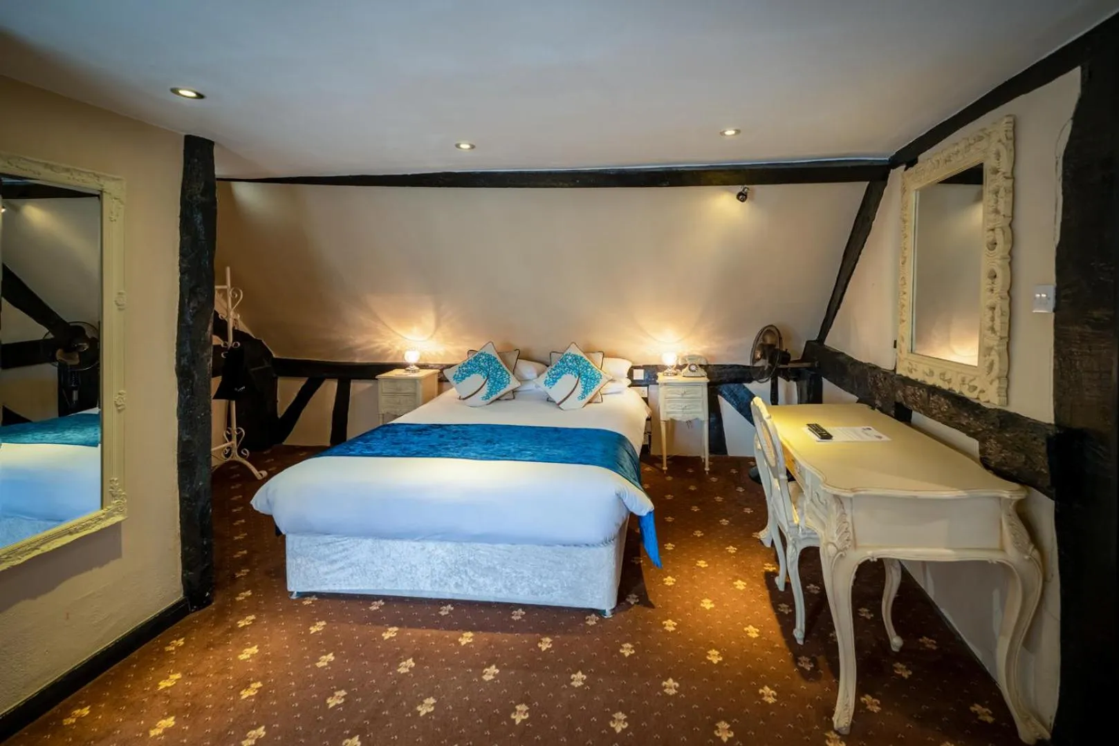 Photo of the whole room, Bed in The White Swan Hotel Bar & Restaurant