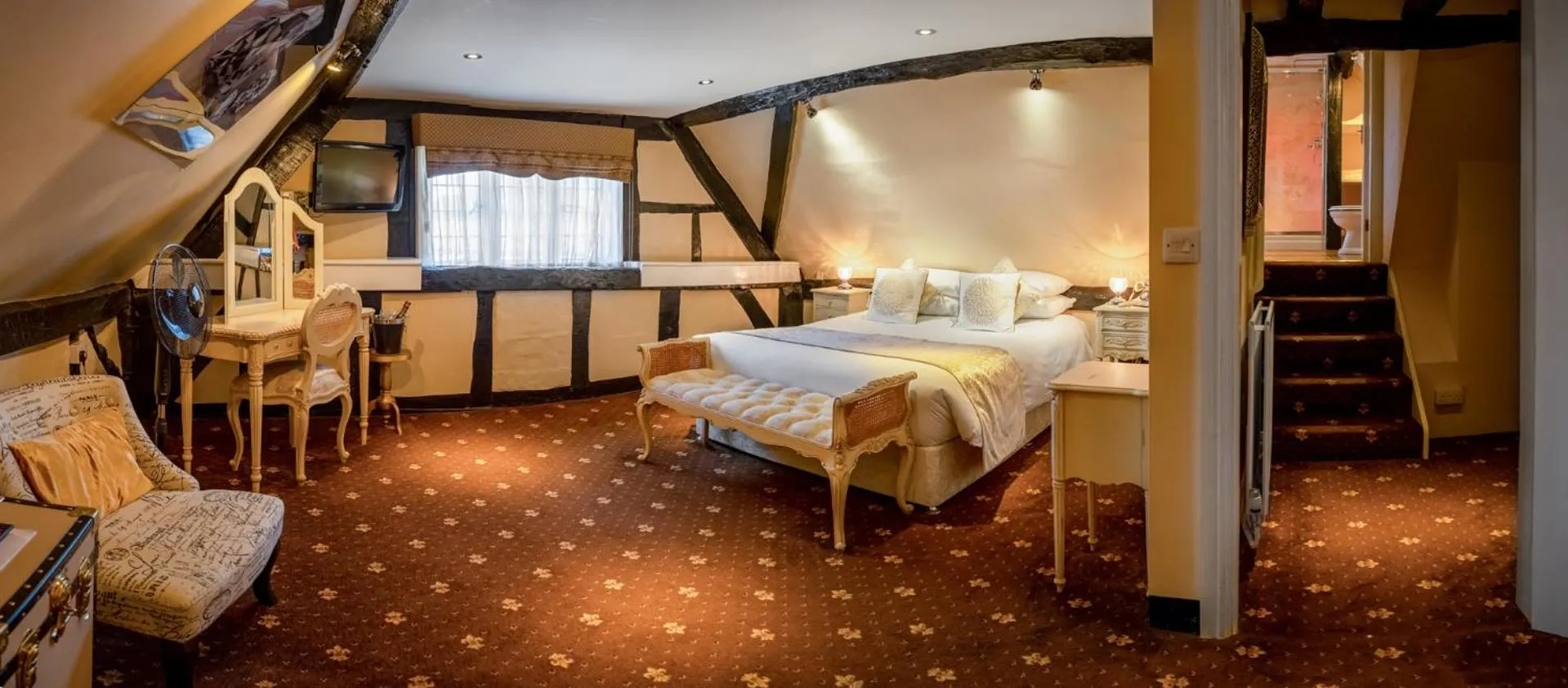 Bedroom, Bed in The White Swan Hotel Bar & Restaurant