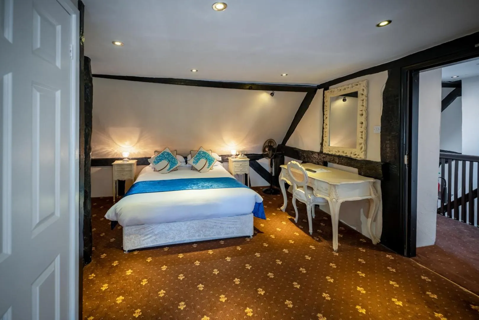 Bedroom, Bed in The White Swan Hotel Bar & Restaurant