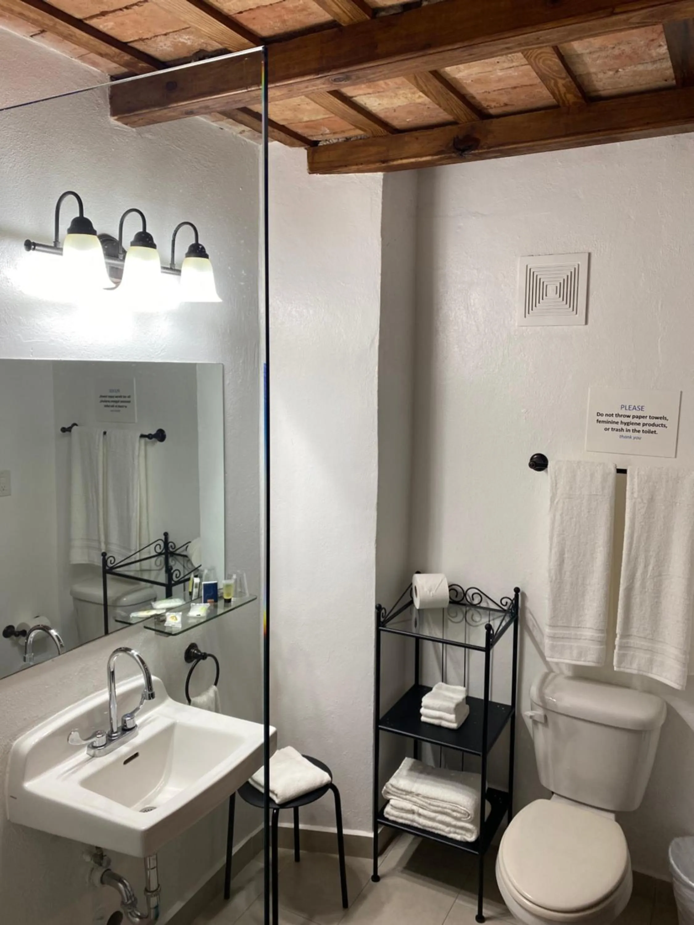 Toilet in 352 Guest House Hotel Boutique