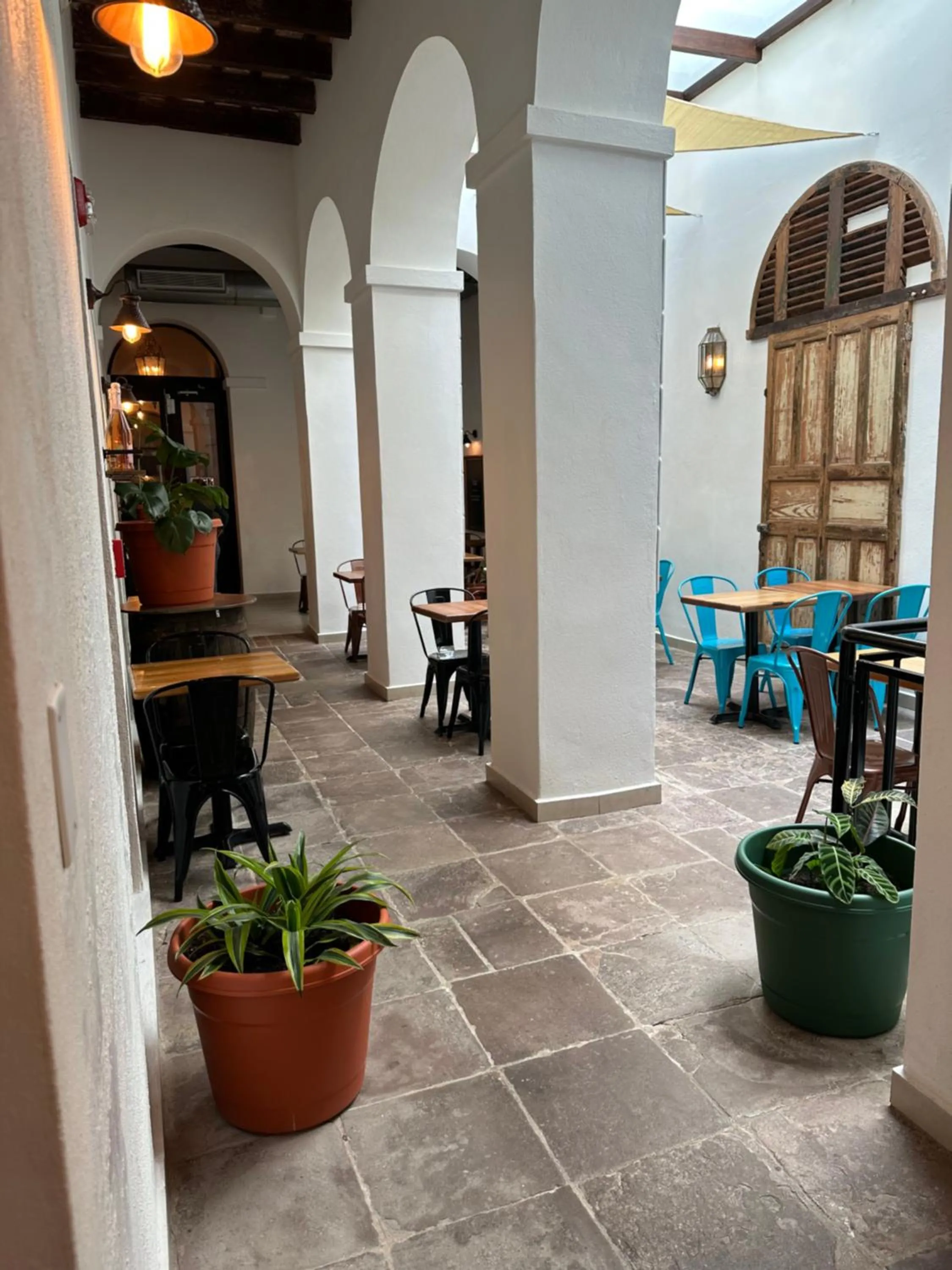 Restaurant/places to eat in 352 Guest House Hotel Boutique