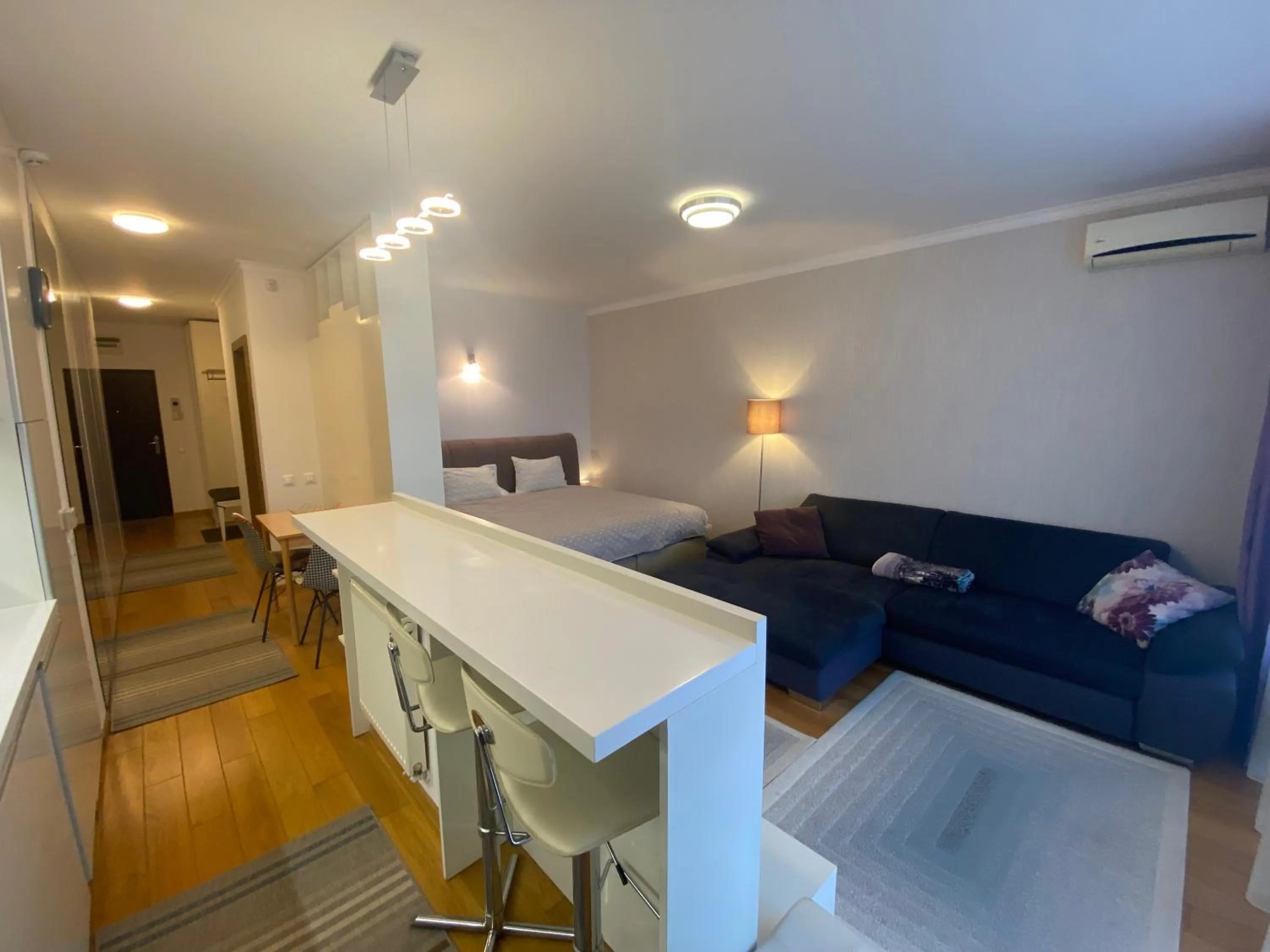 Photo of the whole room in Top Level Residence